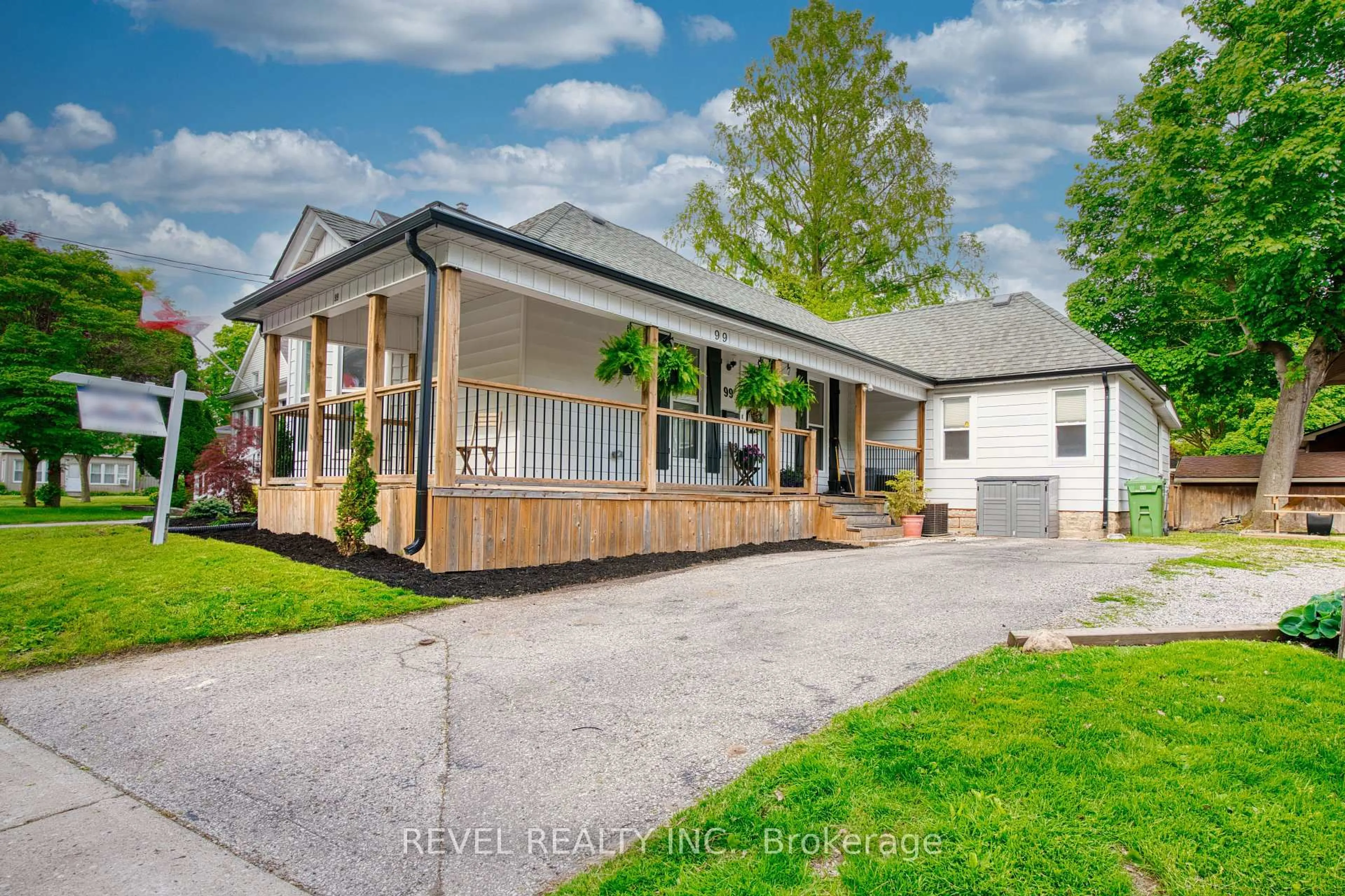 A pic from outside/outdoor area/front of a property/back of a property/a pic from drone, unknown for 99 Elgin St, St. Thomas Ontario N5R 3M5