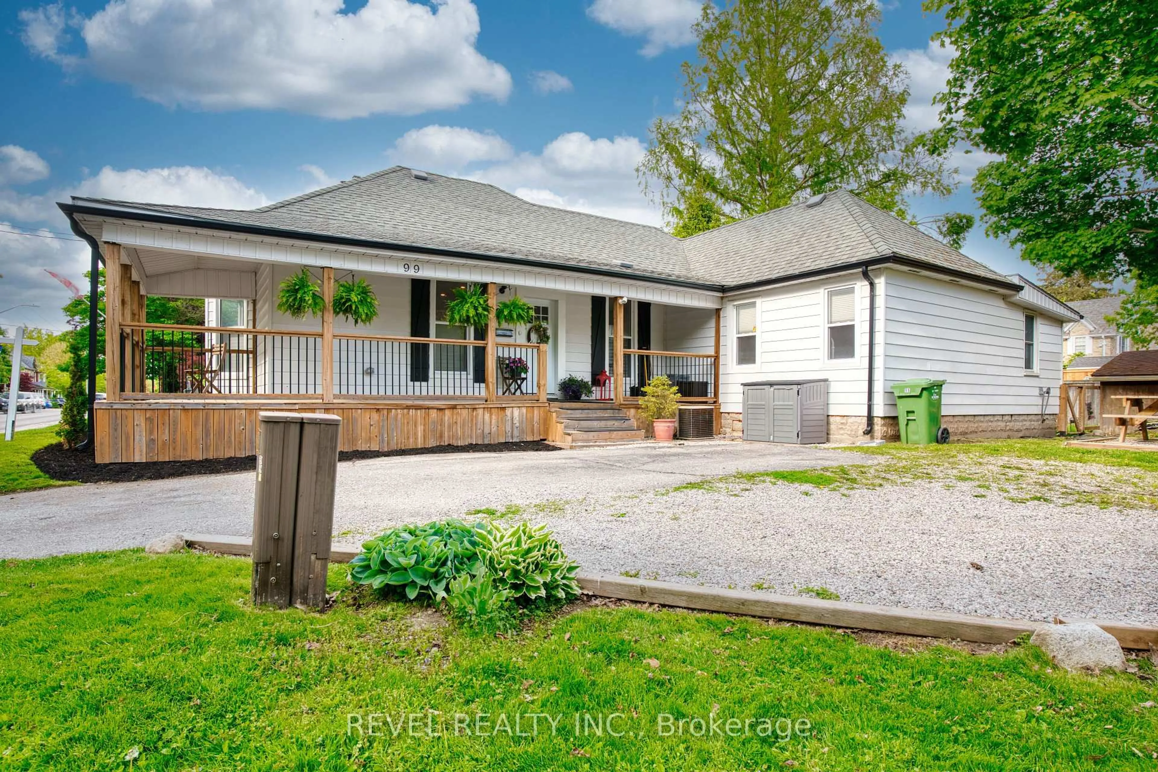 A pic from outside/outdoor area/front of a property/back of a property/a pic from drone, street for 99 Elgin St, St. Thomas Ontario N5R 3M5