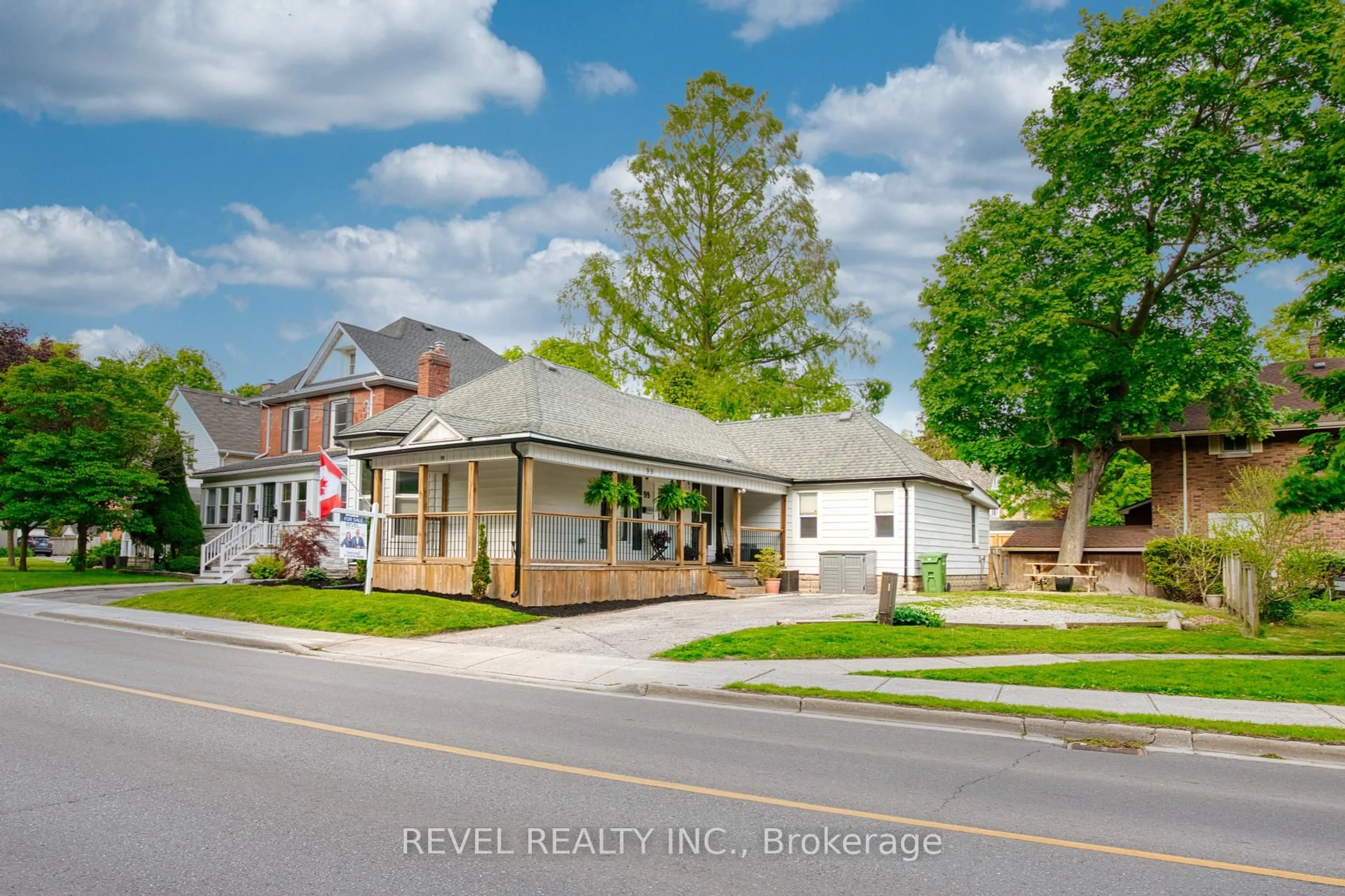 A pic from outside/outdoor area/front of a property/back of a property/a pic from drone, street for 99 Elgin St, St. Thomas Ontario N5R 3M5