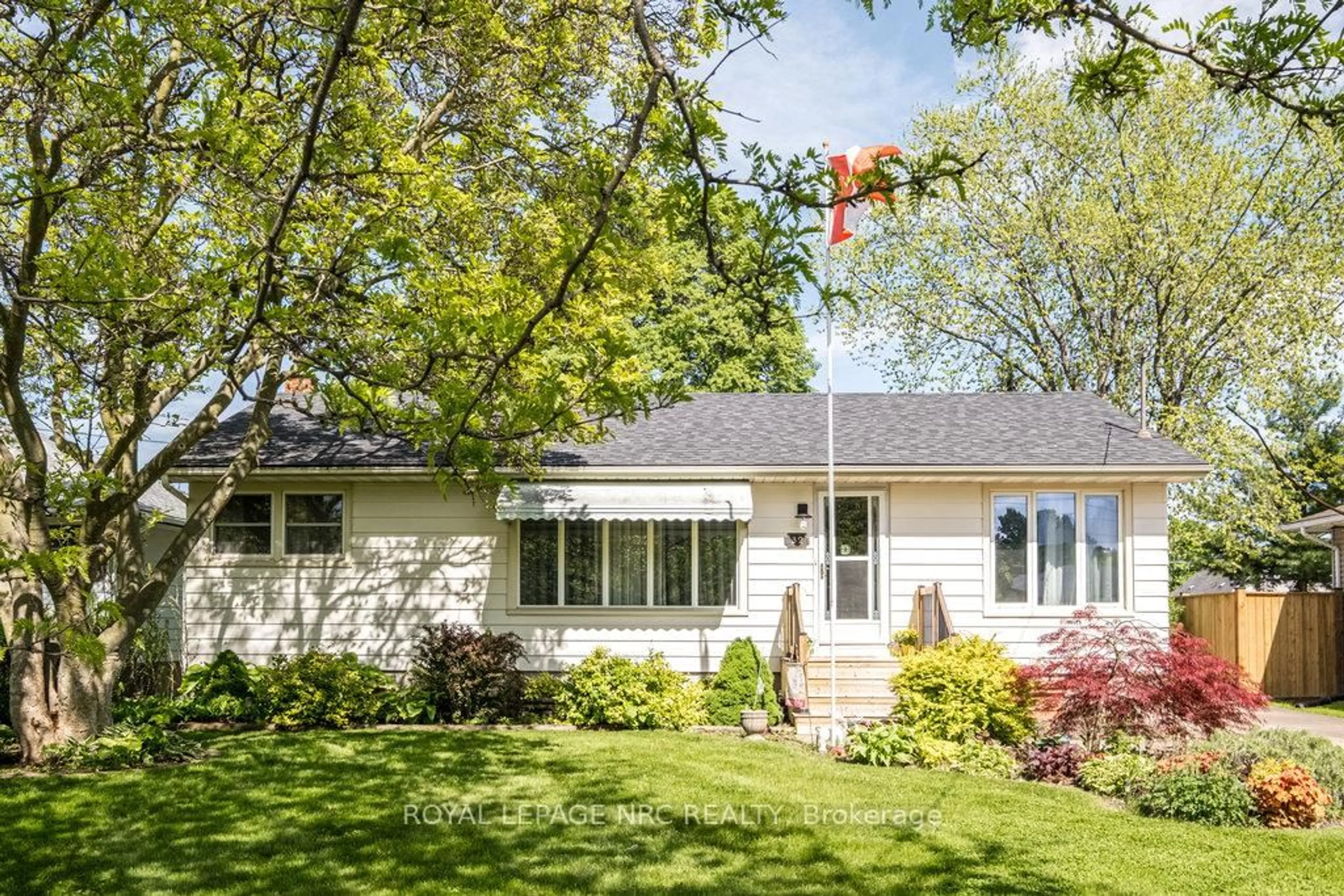Home with vinyl exterior material, street for 32 Duncan Dr, St. Catharines Ontario L2N 3P2
