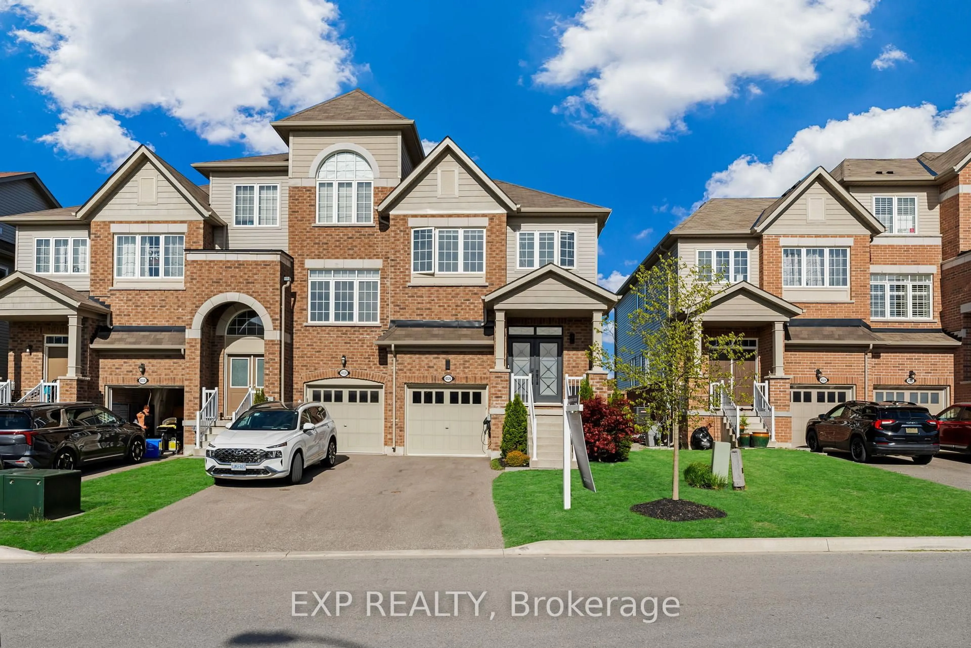 A pic from outside/outdoor area/front of a property/back of a property/a pic from drone, street for 4026 Fracchioni Dr, Lincoln Ontario L3J 0R8