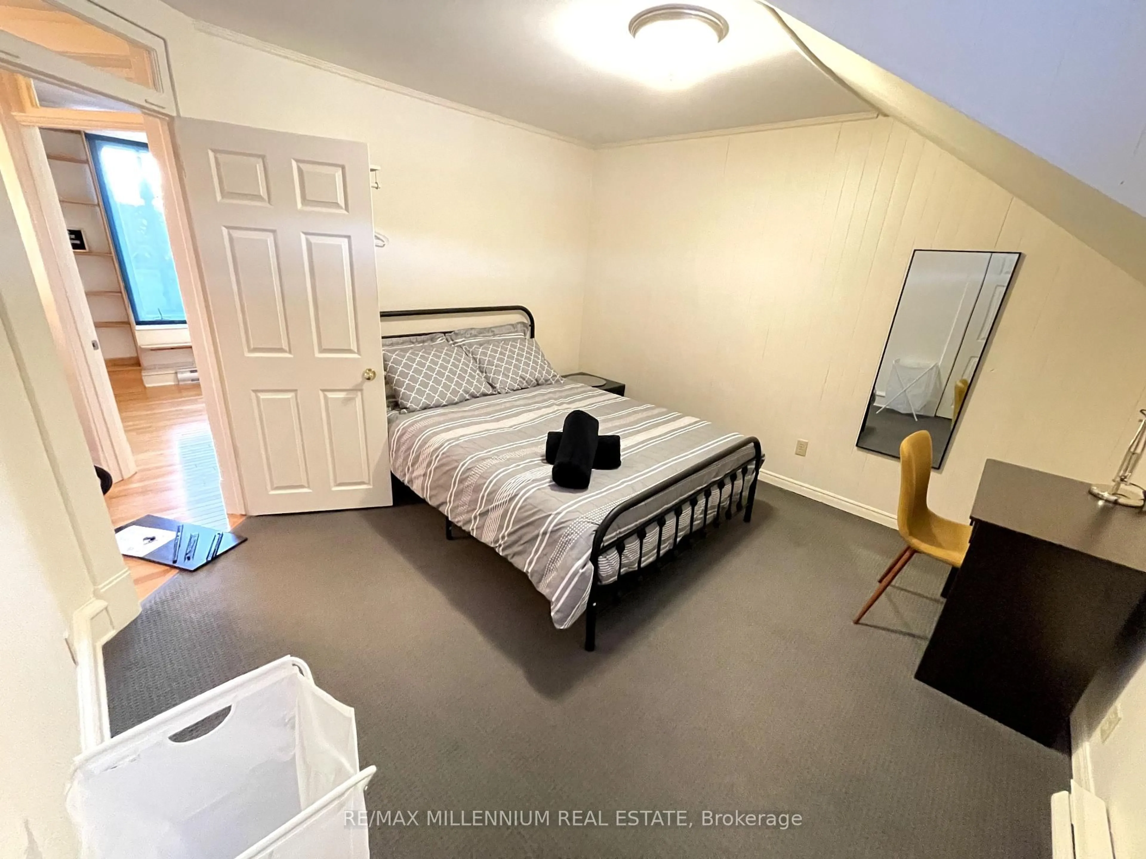 A pic of a room for 437 Main St, North Bay Ontario P1B 2V3