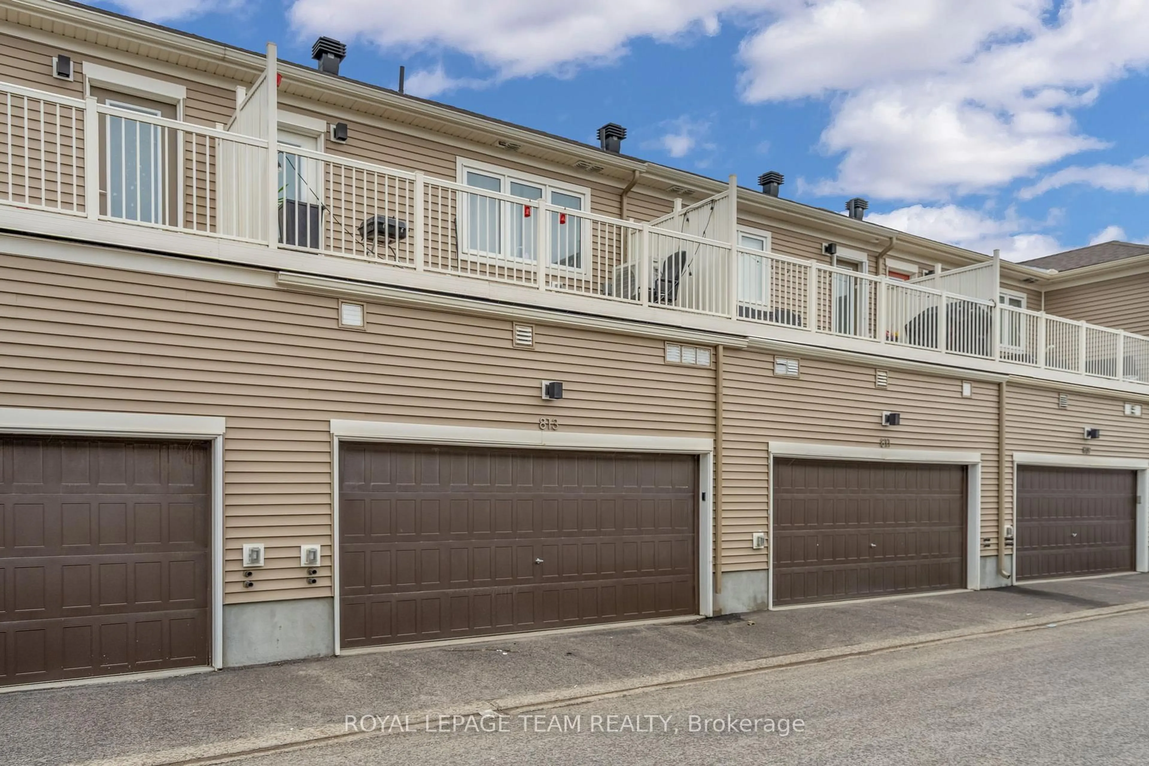 Indoor garage for 813 Beatrice Peak Crt, Ottawa Ontario K2J 6T6