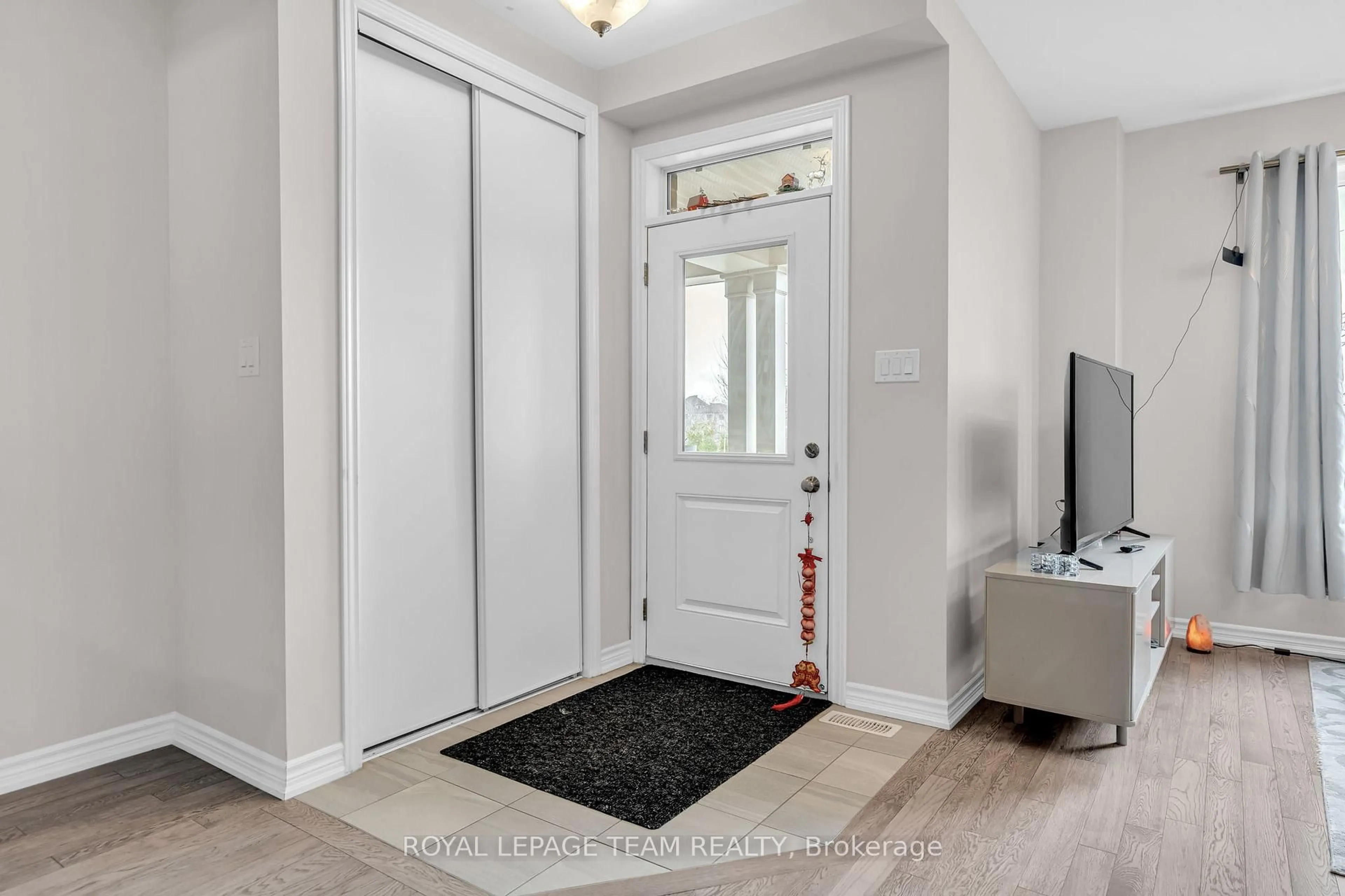 Indoor entryway for 813 Beatrice Peak Crt, Ottawa Ontario K2J 6T6