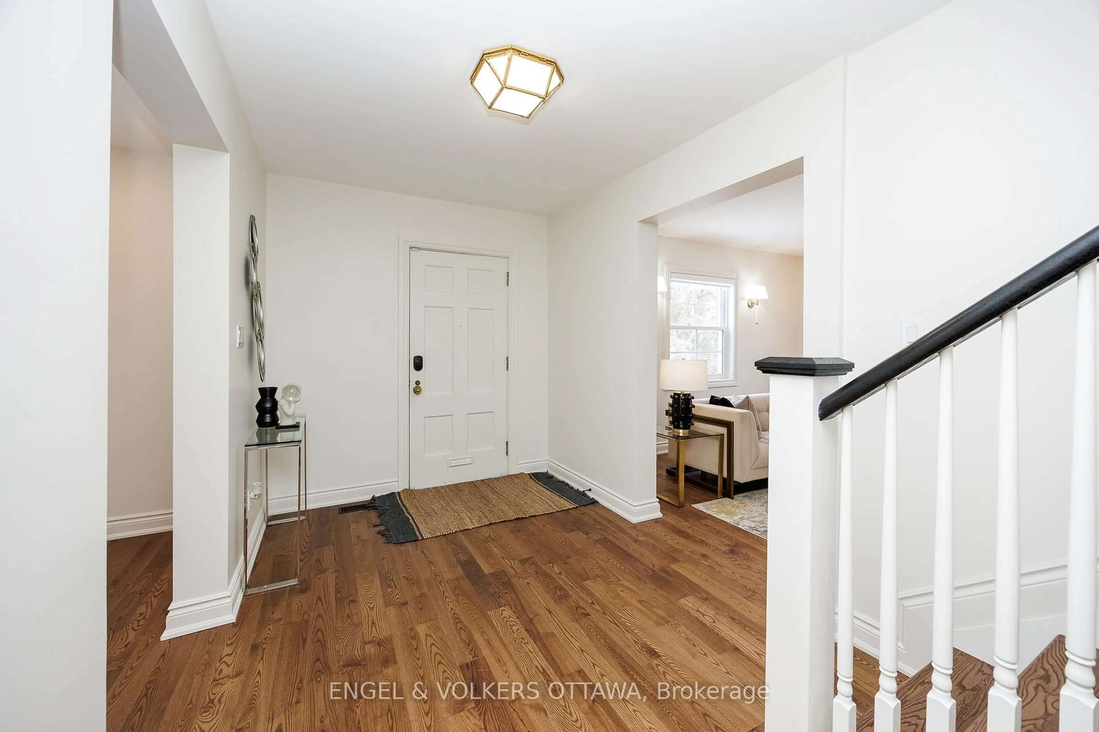 Indoor entryway for 80 Geneva St, Ottawa Ontario K1Y 3N7
