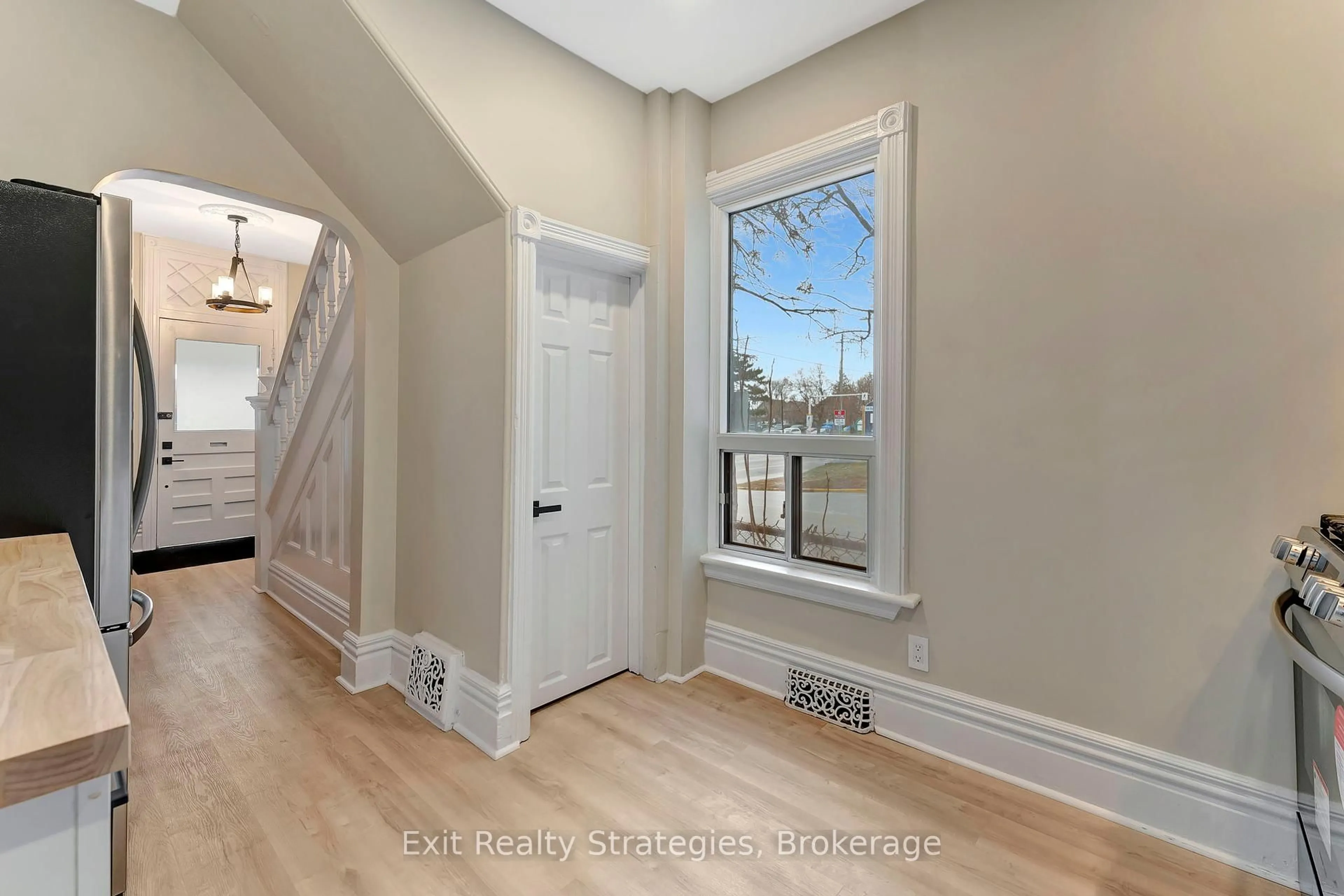 Indoor entryway for 142 Sanford Ave, Hamilton Ontario L8L 5Z5