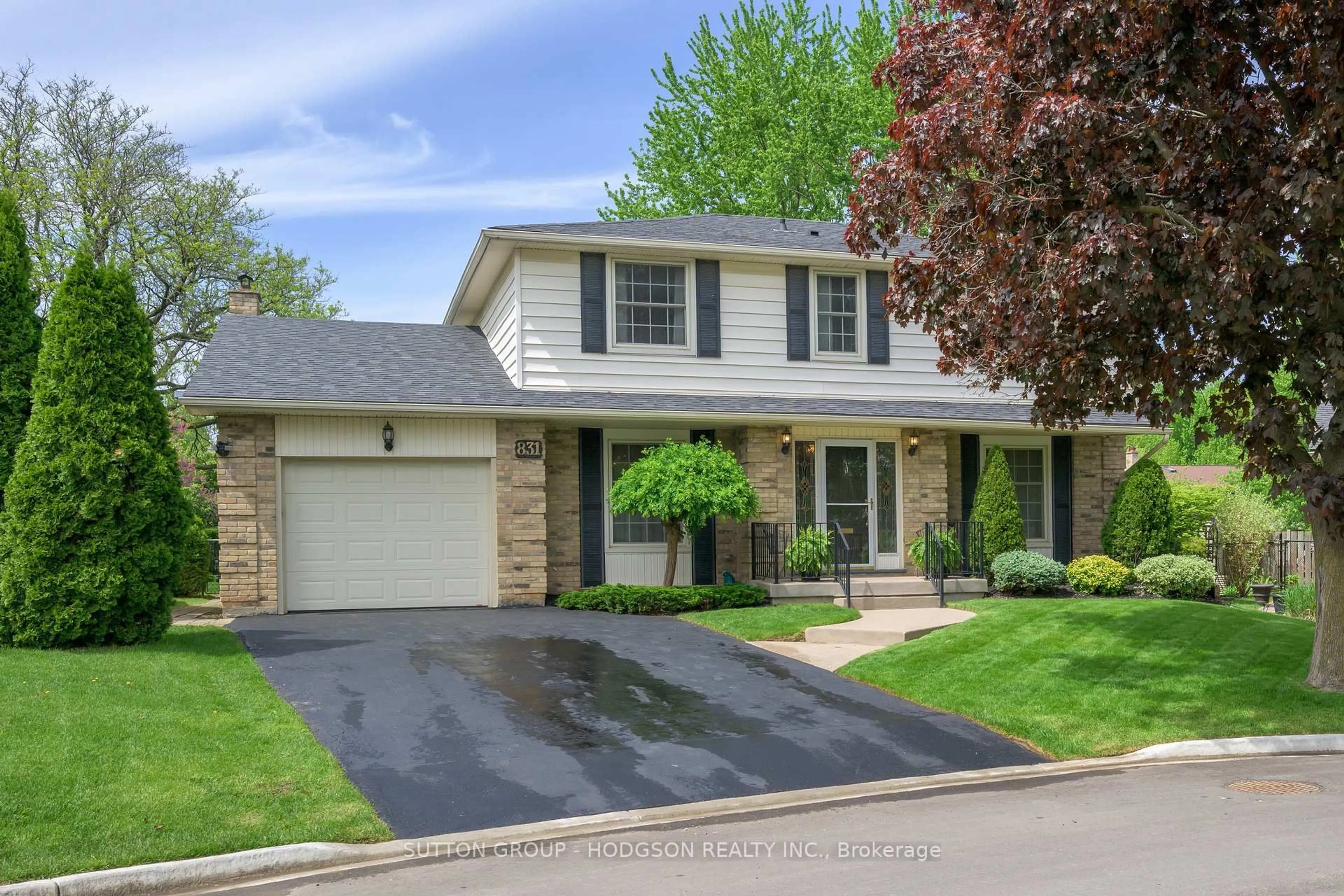 Home with vinyl exterior material, street for 831 Farnham Grve, London South Ontario N6K 1S7