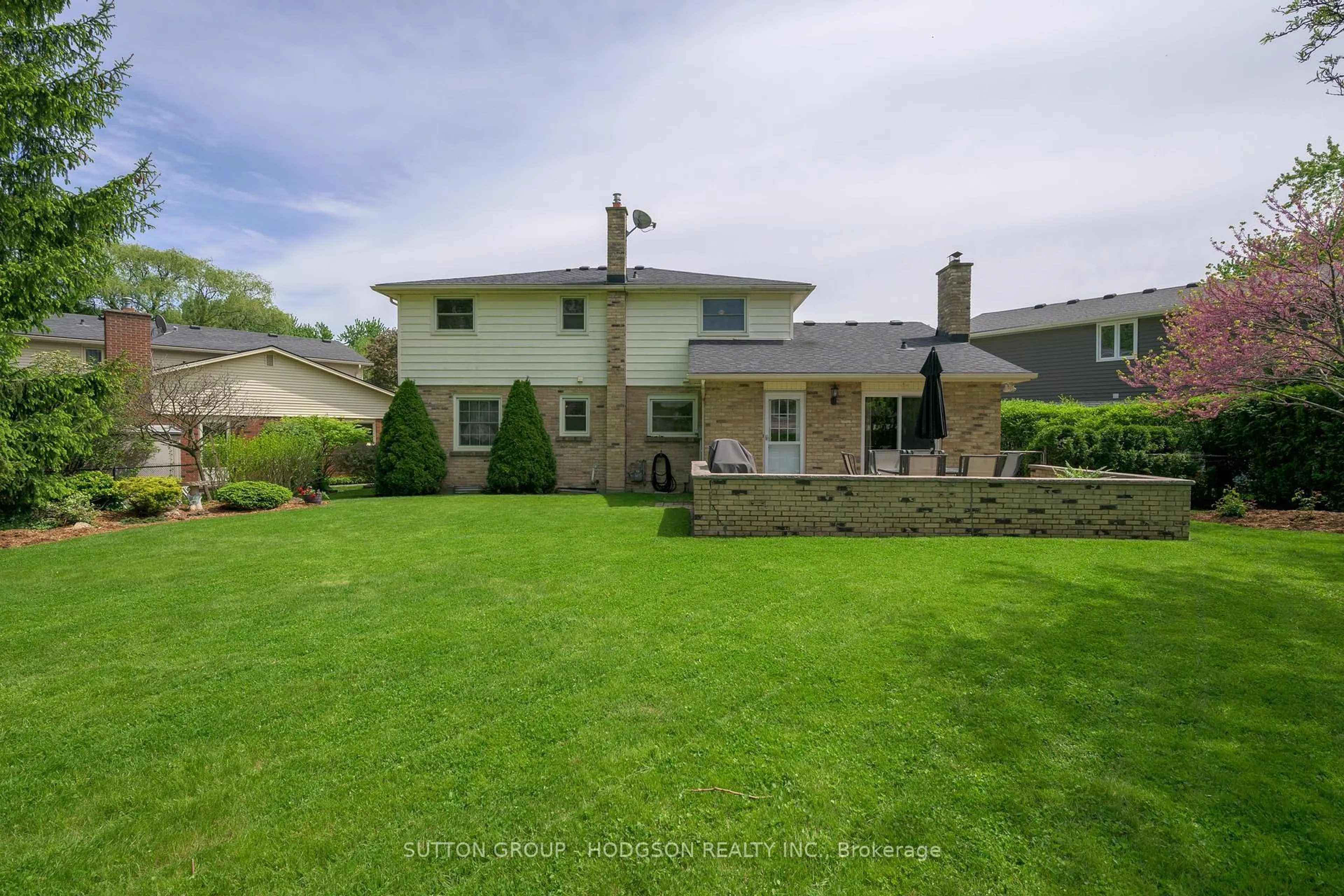 A pic from outside/outdoor area/front of a property/back of a property/a pic from drone, street for 831 Farnham Grve, London South Ontario N6K 1S7
