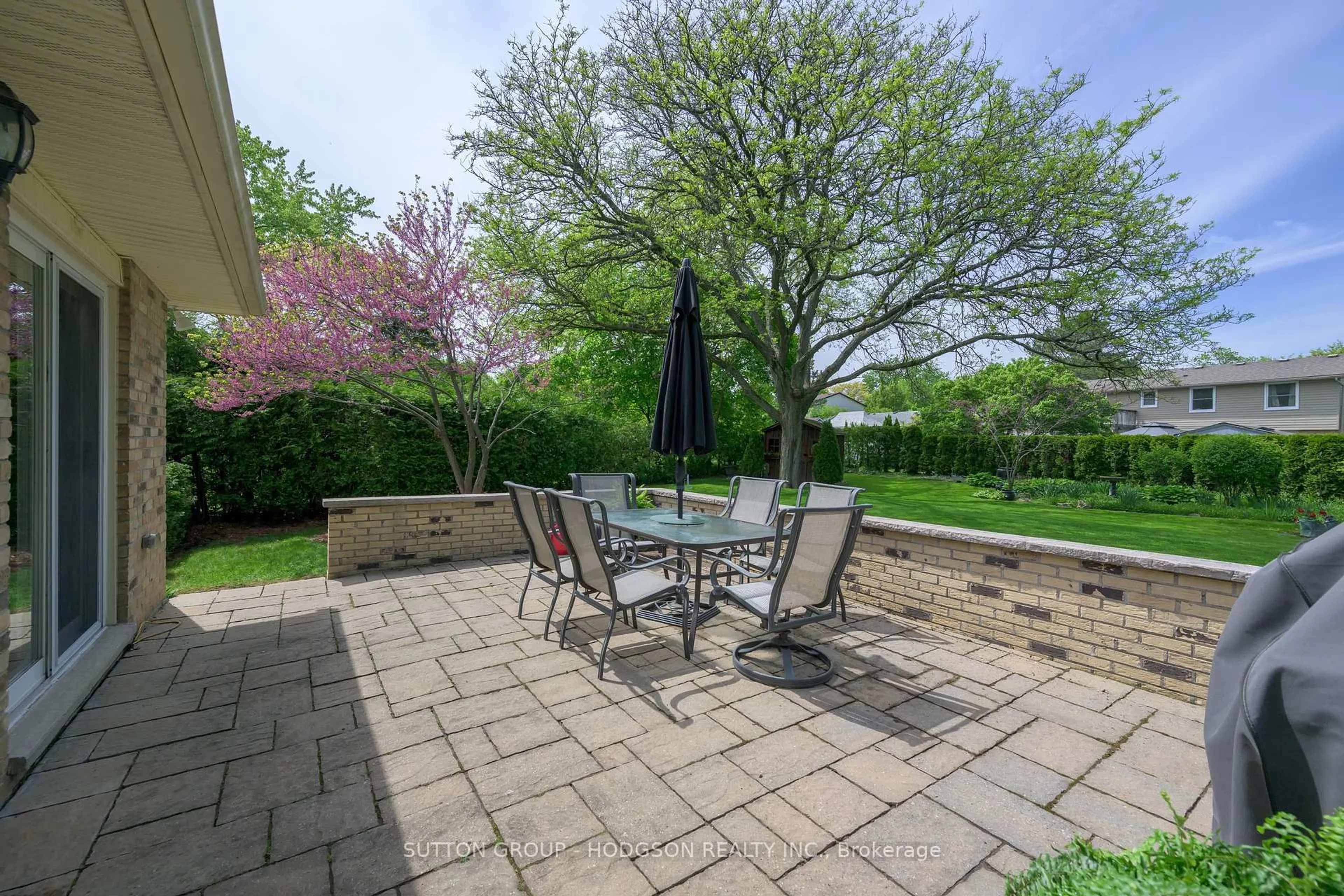 Patio, street for 831 Farnham Grve, London South Ontario N6K 1S7
