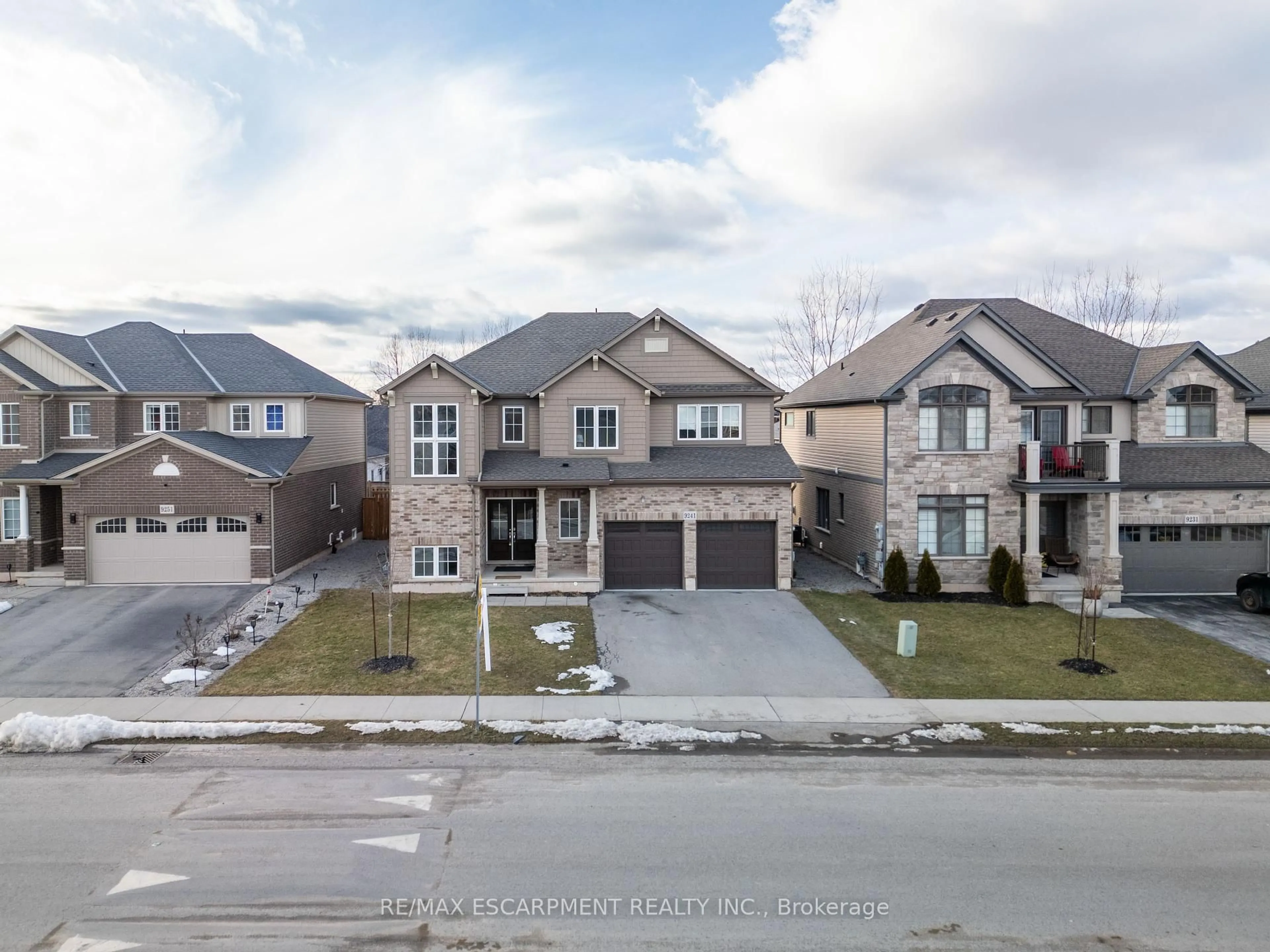 A pic from outside/outdoor area/front of a property/back of a property/a pic from drone, street for 9241 Tallgrass Ave, Niagara Falls Ontario L2G 0Y2