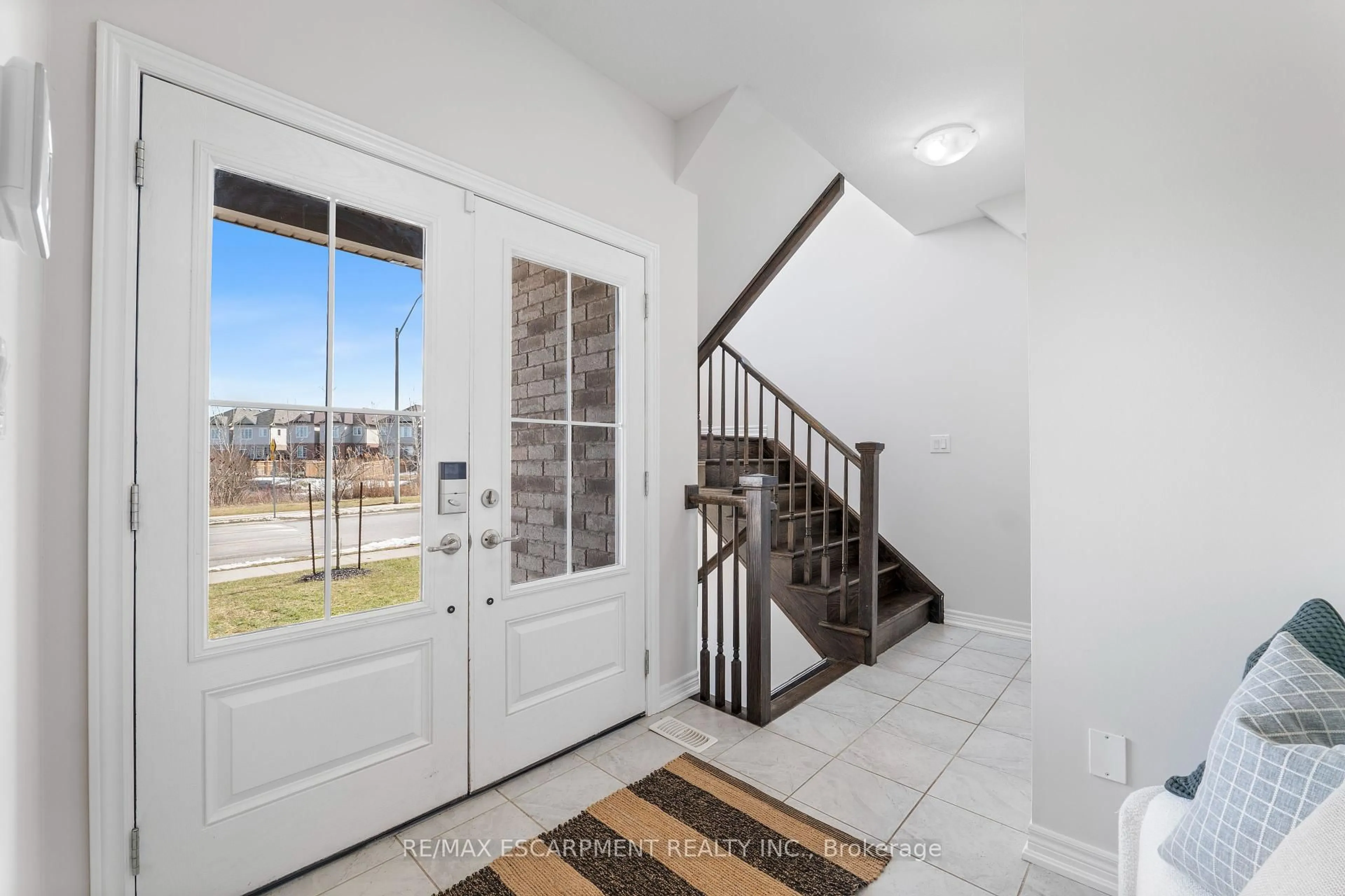 Indoor entryway for 9241 Tallgrass Ave, Niagara Falls Ontario L2G 0Y2
