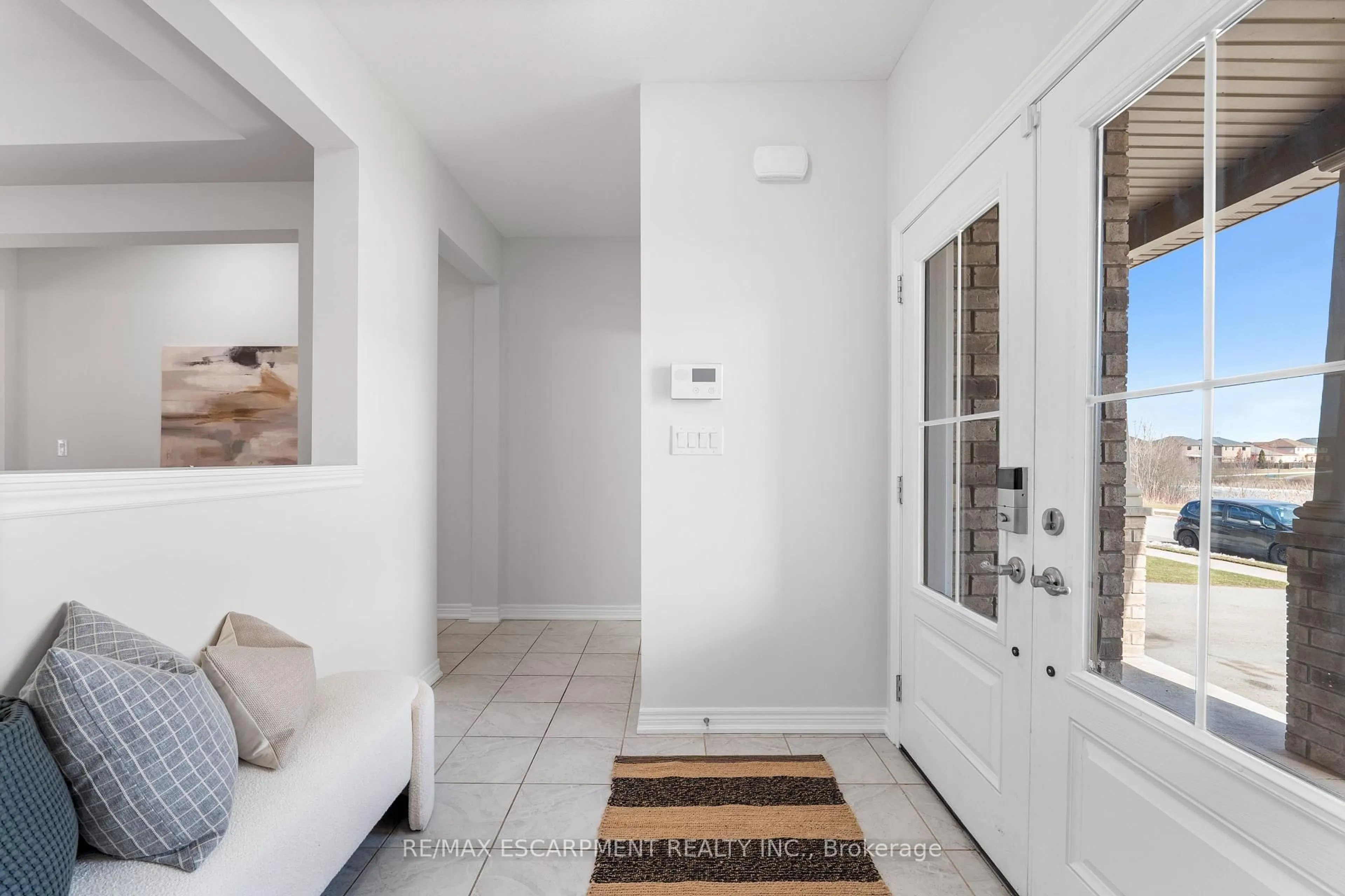 Indoor entryway for 9241 Tallgrass Ave, Niagara Falls Ontario L2G 0Y2