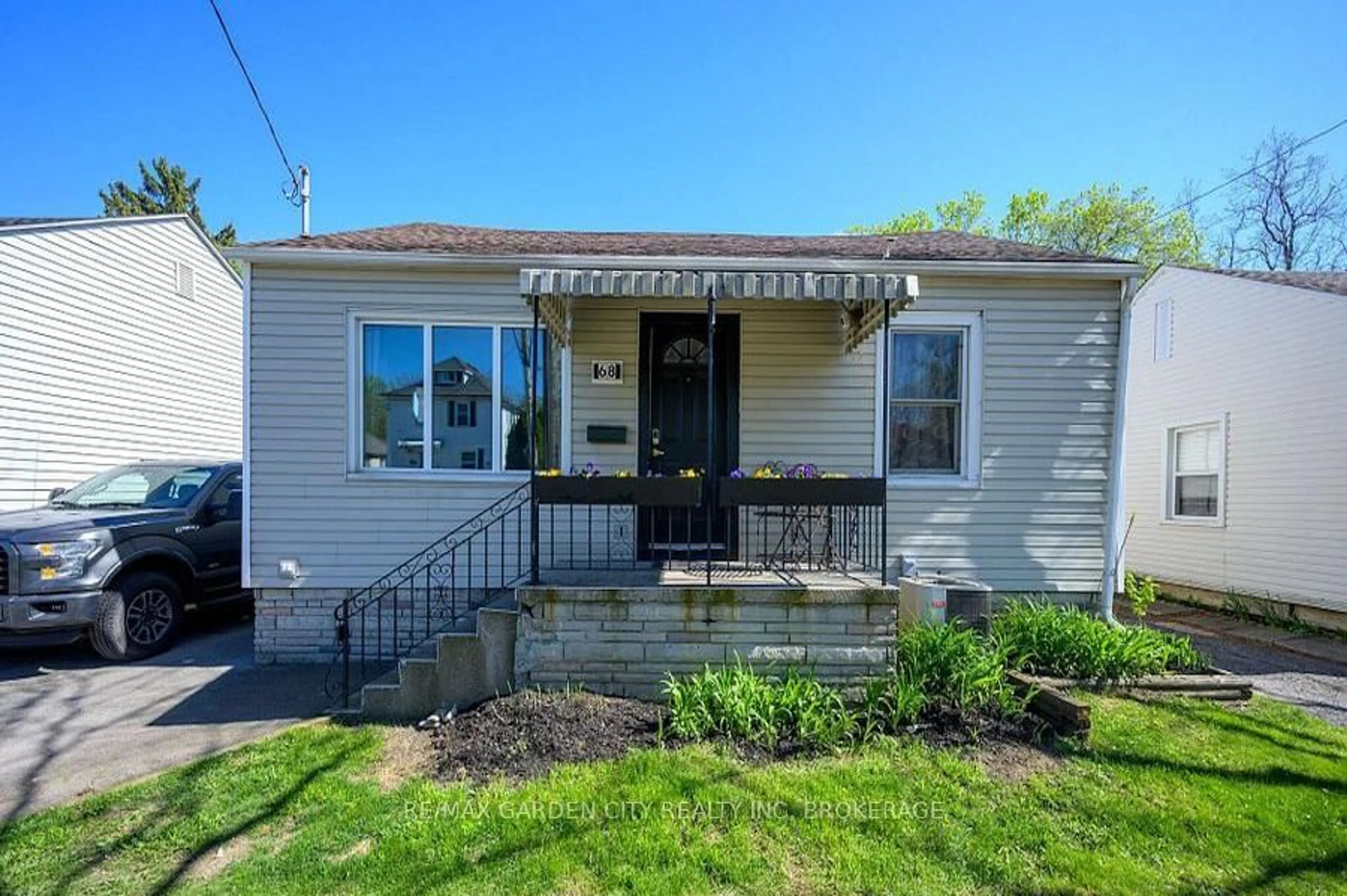 Home with vinyl exterior material, street for 68 Carlton St, St. Catharines Ontario L2R 1P8