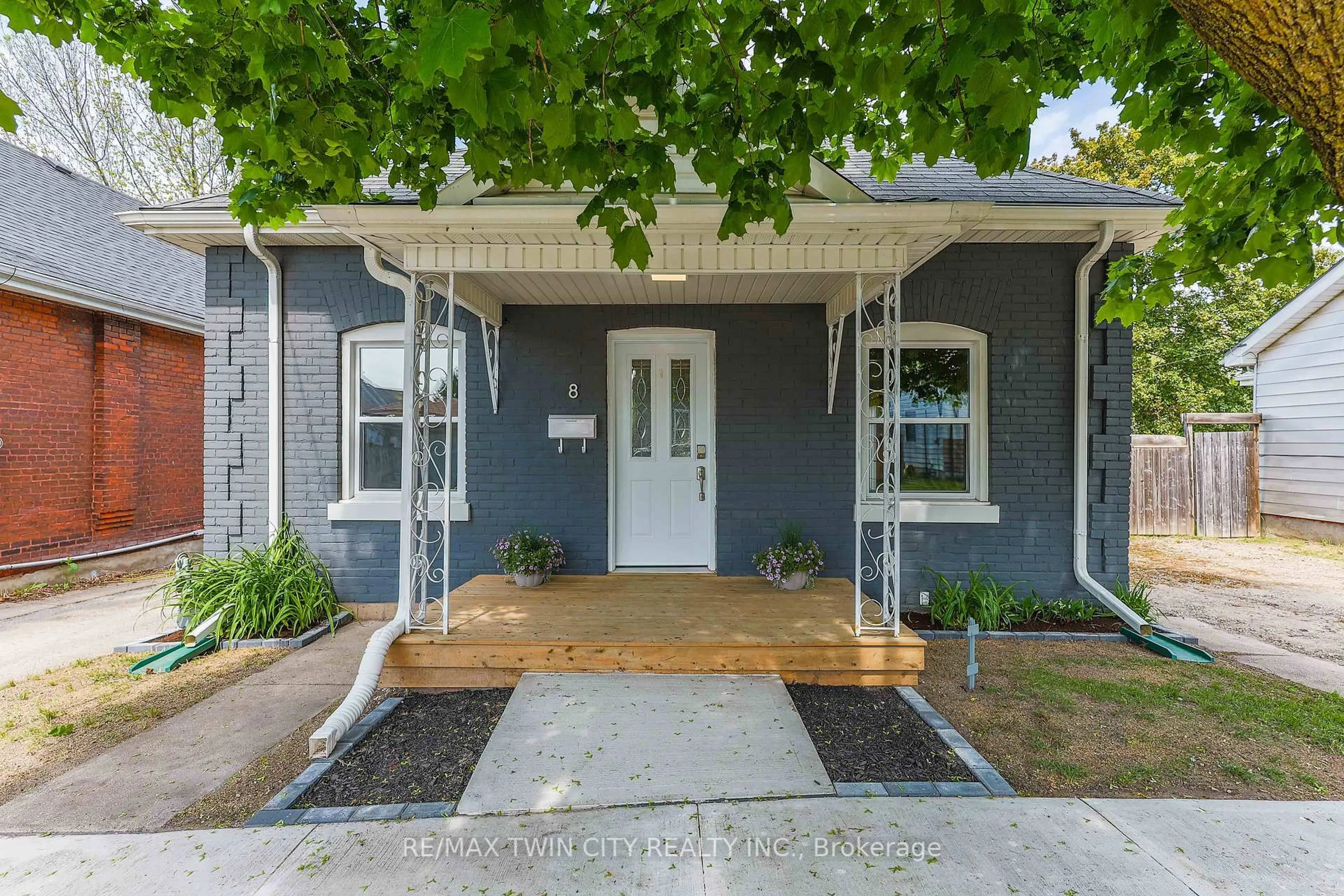 Unknown for 8 Main St, Brant Ontario N3R 3X2