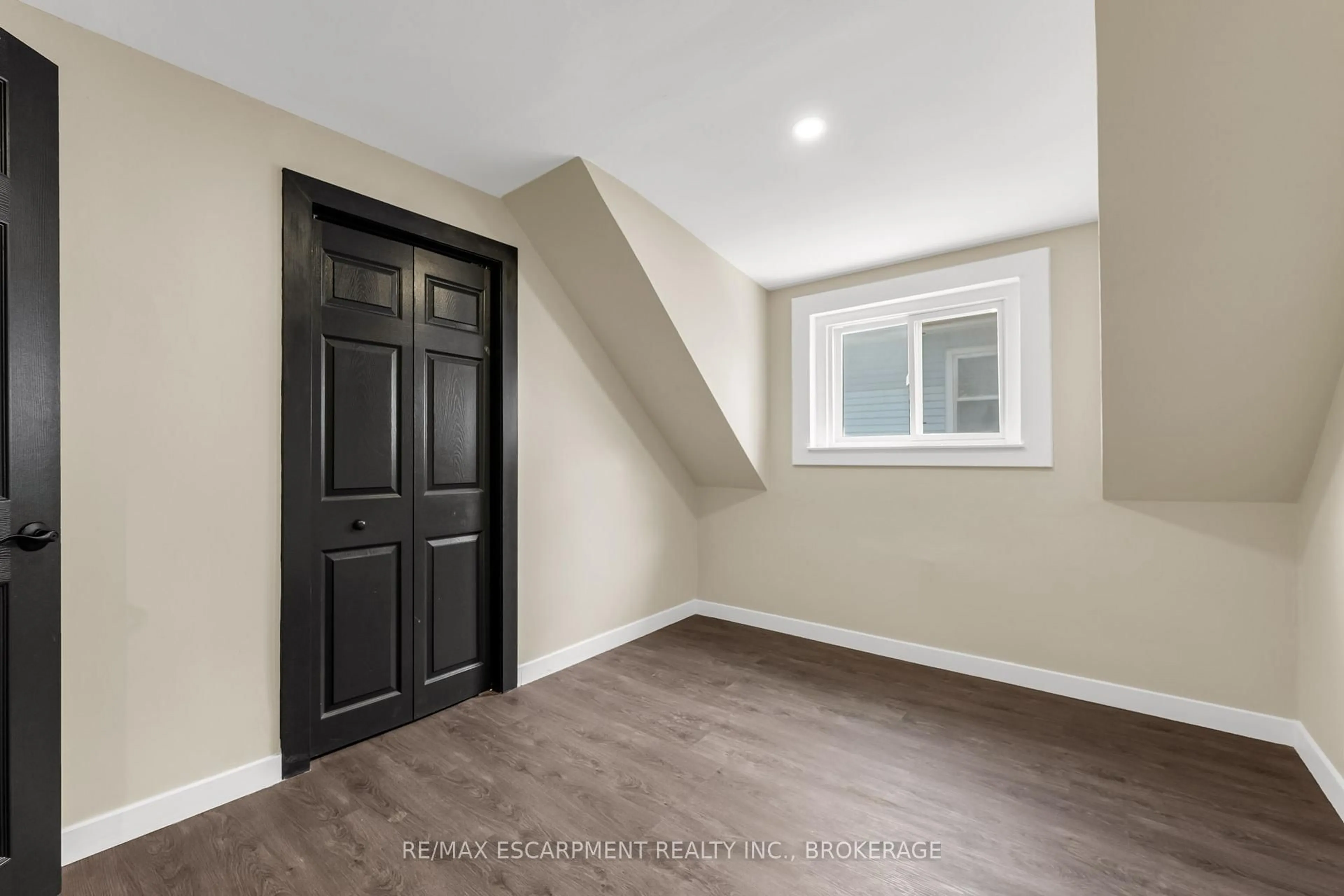 Indoor entryway for 26 Dacotah St, St. Catharines Ontario L2R 1Z4