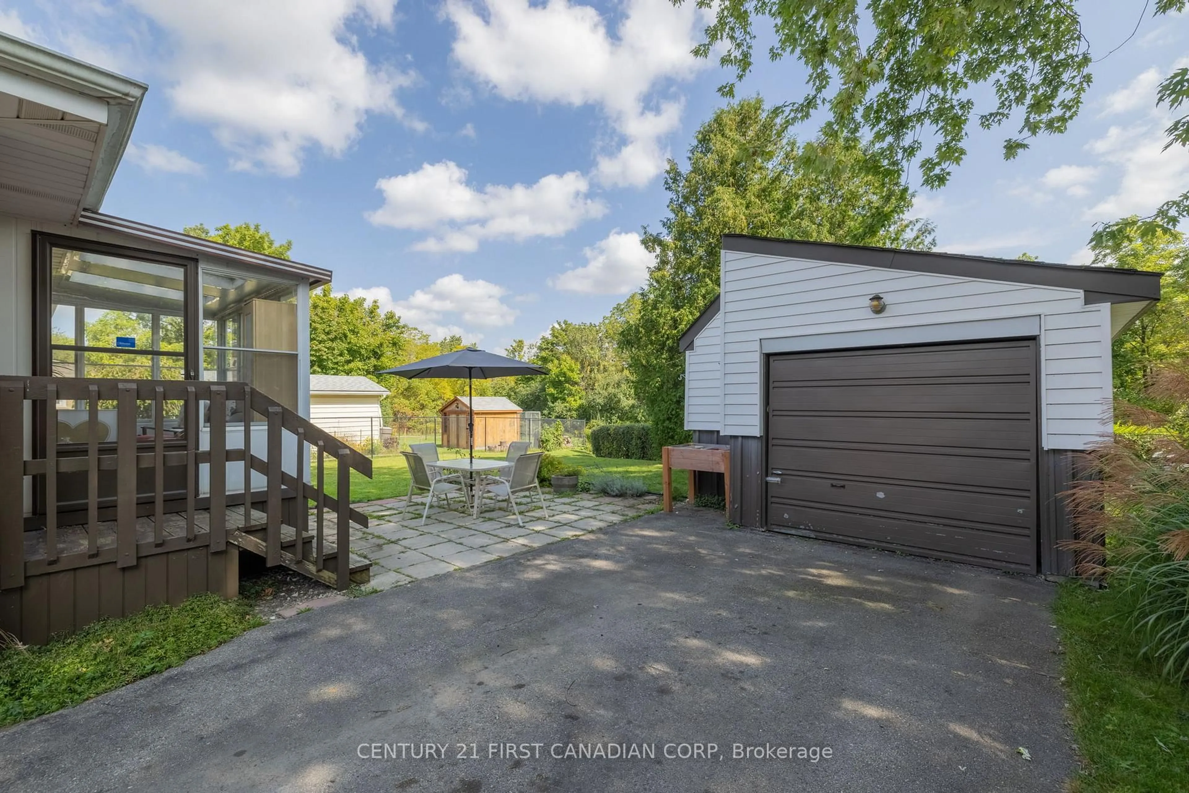 A pic from outside/outdoor area/front of a property/back of a property/a pic from drone, street for 460 Beachwood Ave, London South Ontario N6J 3K1