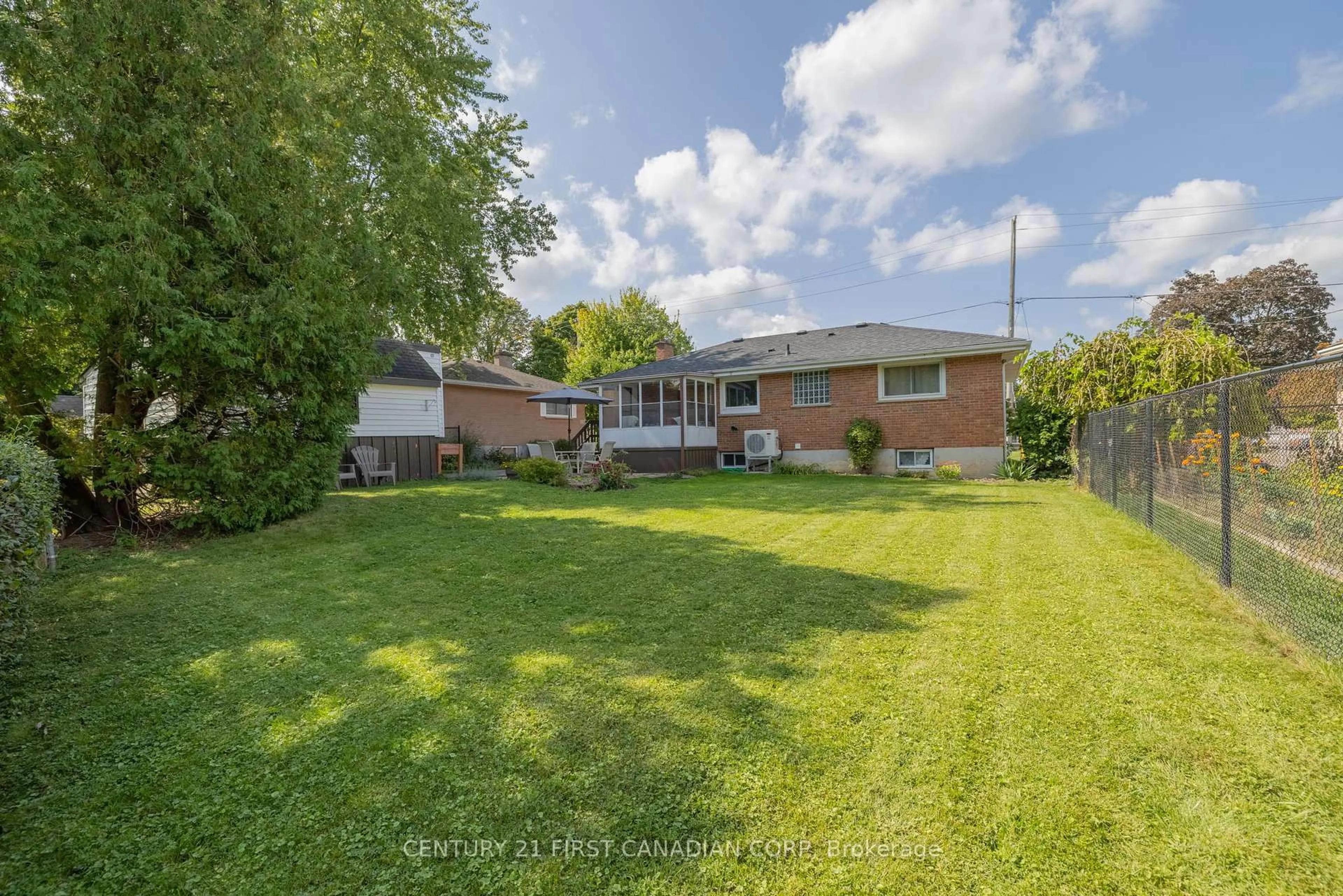A pic from outside/outdoor area/front of a property/back of a property/a pic from drone, unknown for 460 Beachwood Ave, London South Ontario N6J 3K1