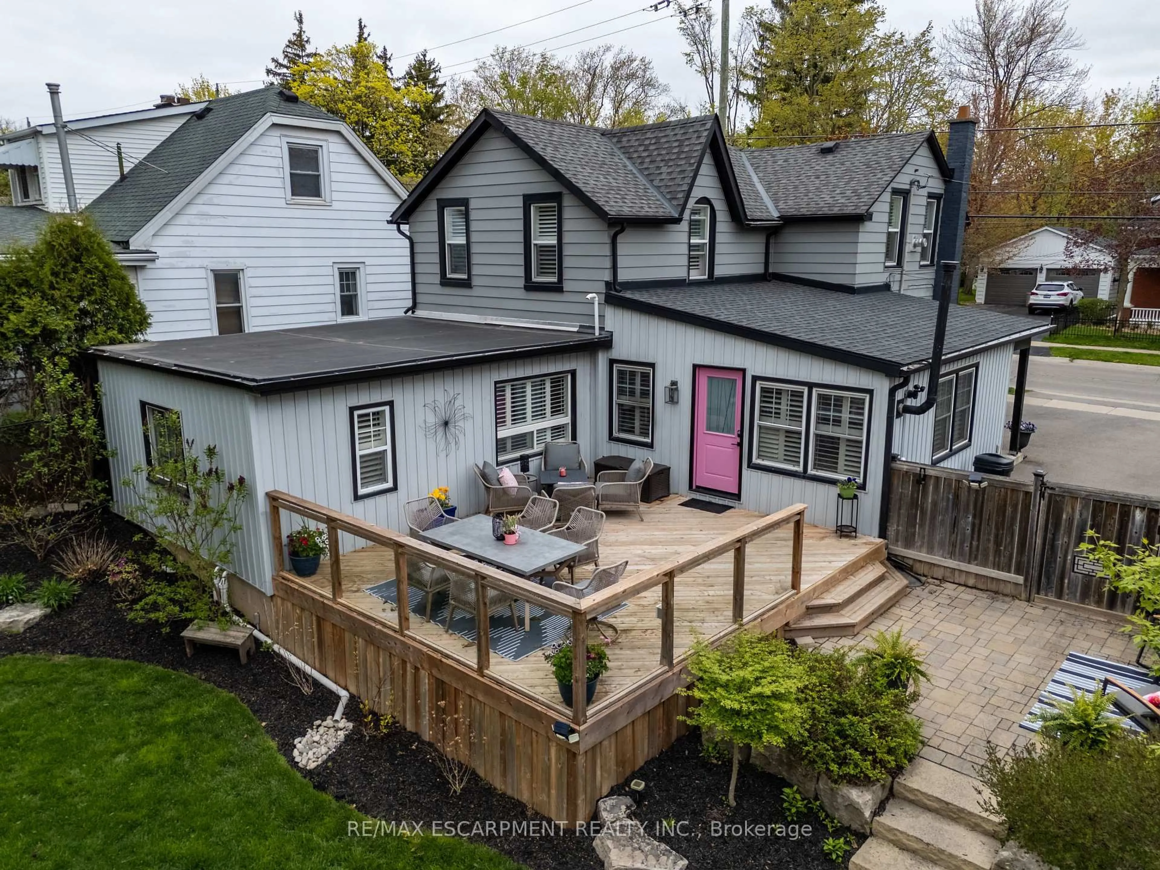 A pic from outside/outdoor area/front of a property/back of a property/a pic from drone, street for 99 Mill St, Hamilton Ontario L0R 2H0