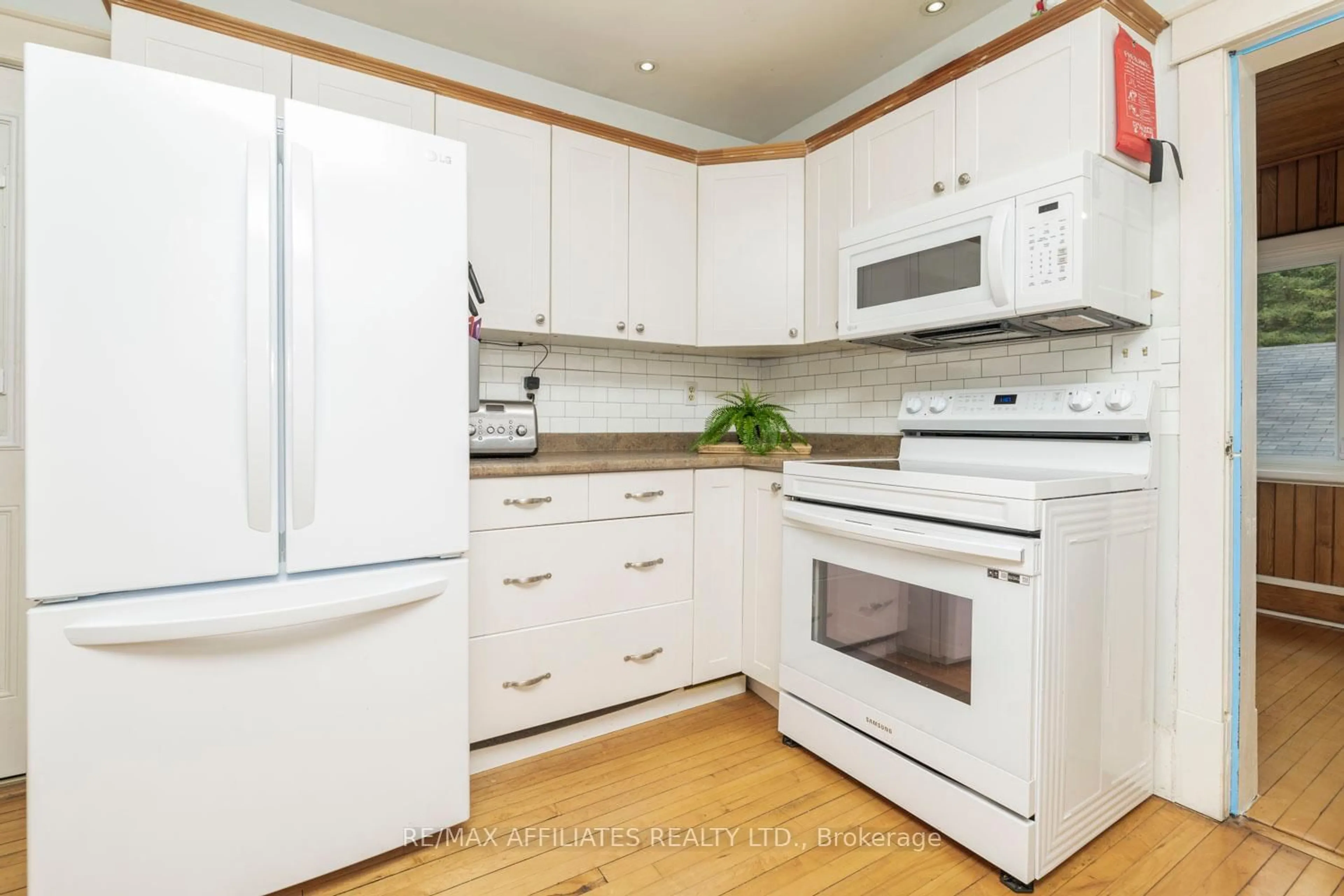 Standard kitchen, wood/laminate floor for 5601 Centennial Lake Rd, Griffith Ontario K0J 2R0