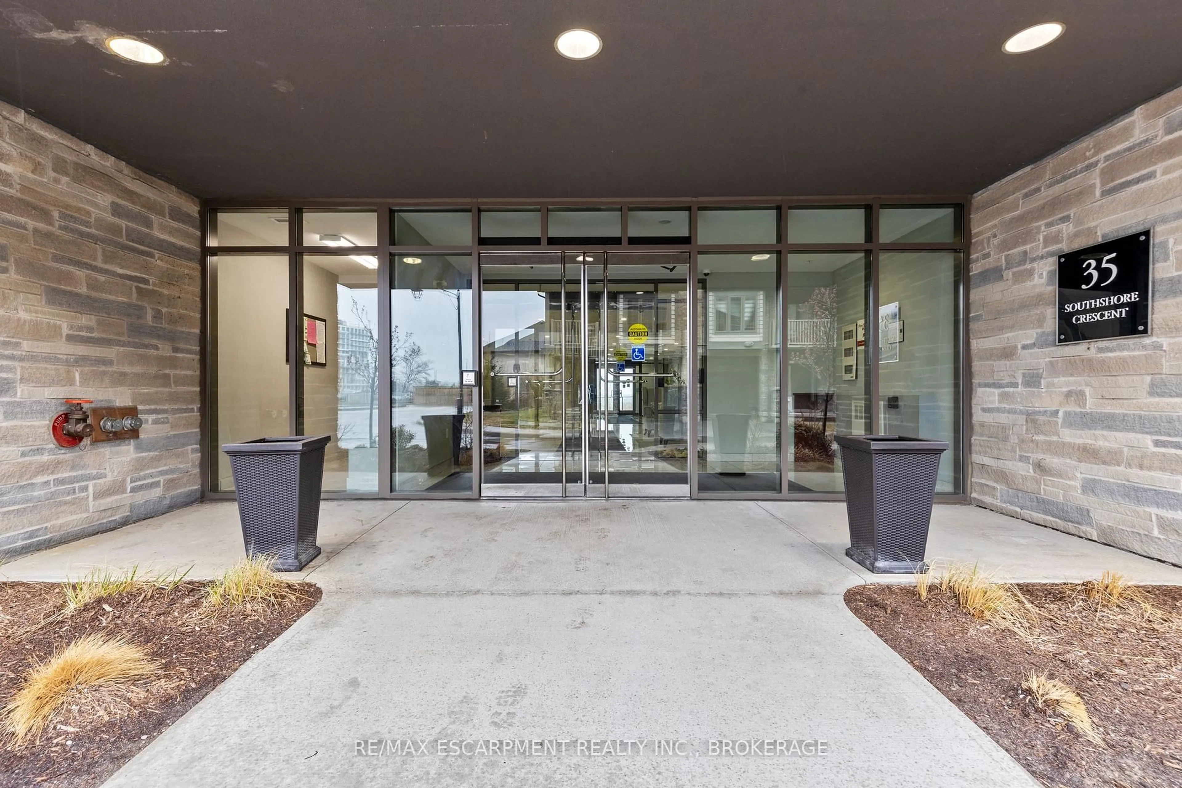 Indoor foyer for 35 Southshore Cres #230, Hamilton Ontario L8E 0J2