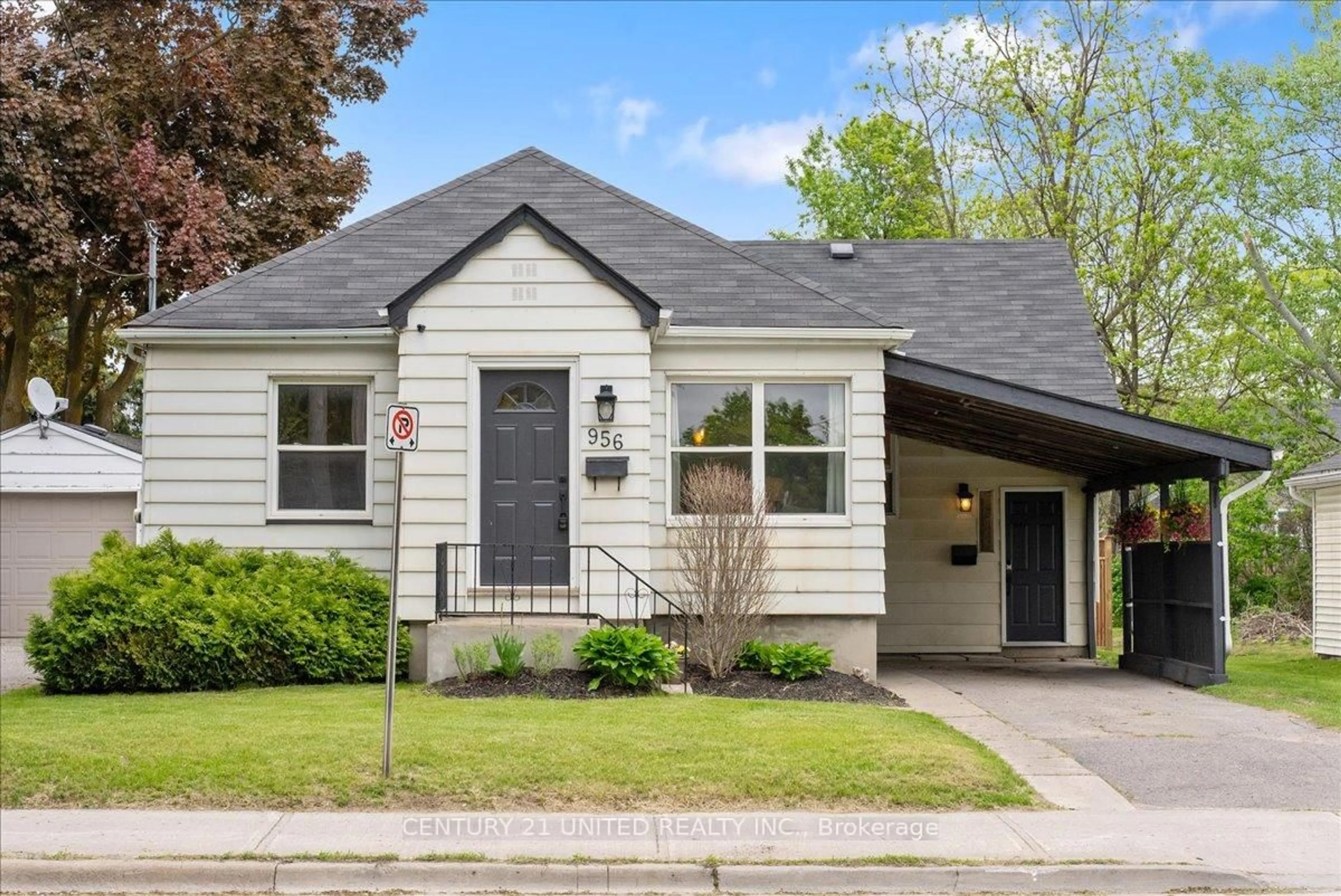 Home with vinyl exterior material, street for 956 Monaghan Rd, Peterborough Central Ontario K9J 5K5