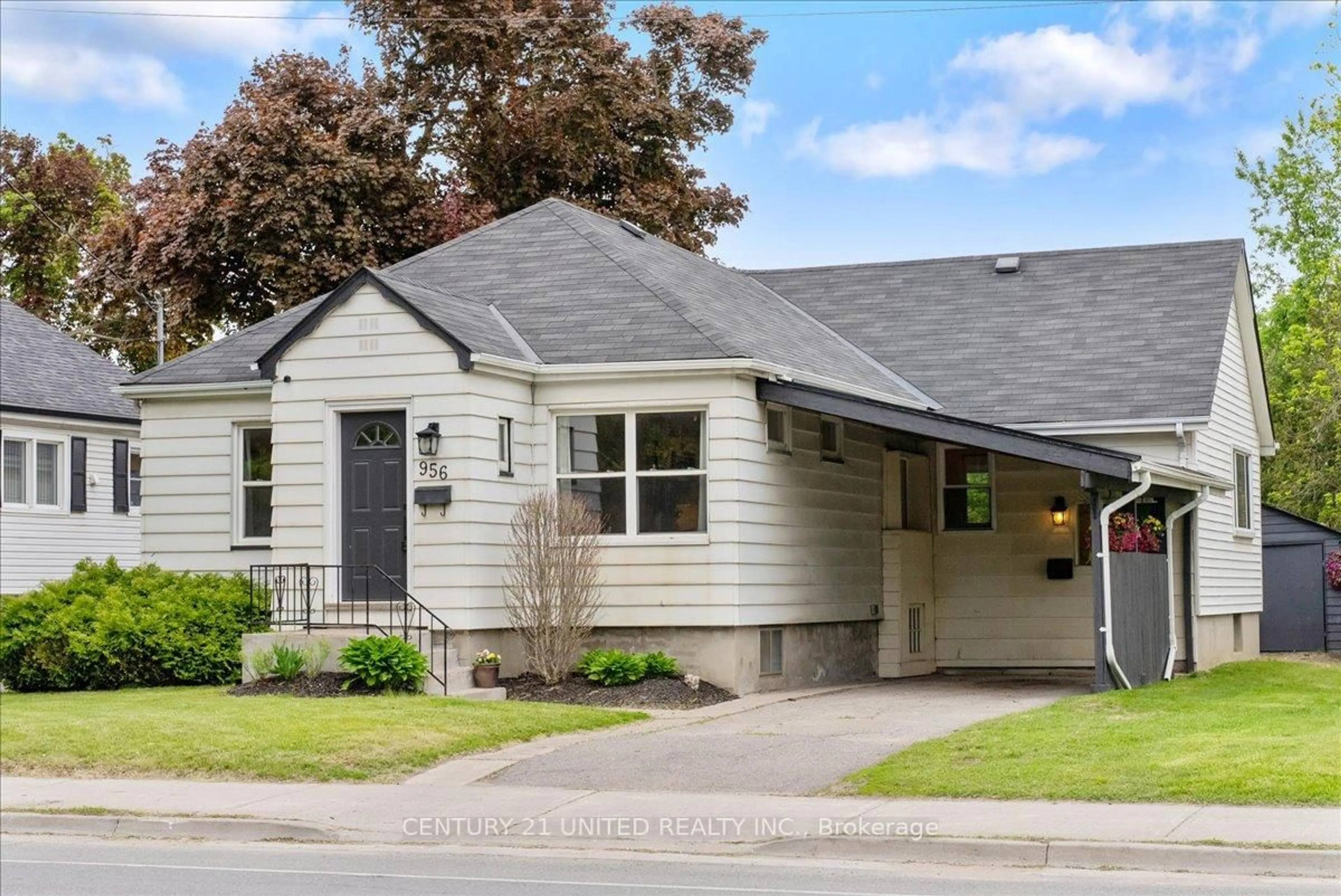 Home with vinyl exterior material, street for 956 Monaghan Rd, Peterborough Central Ontario K9J 5K5