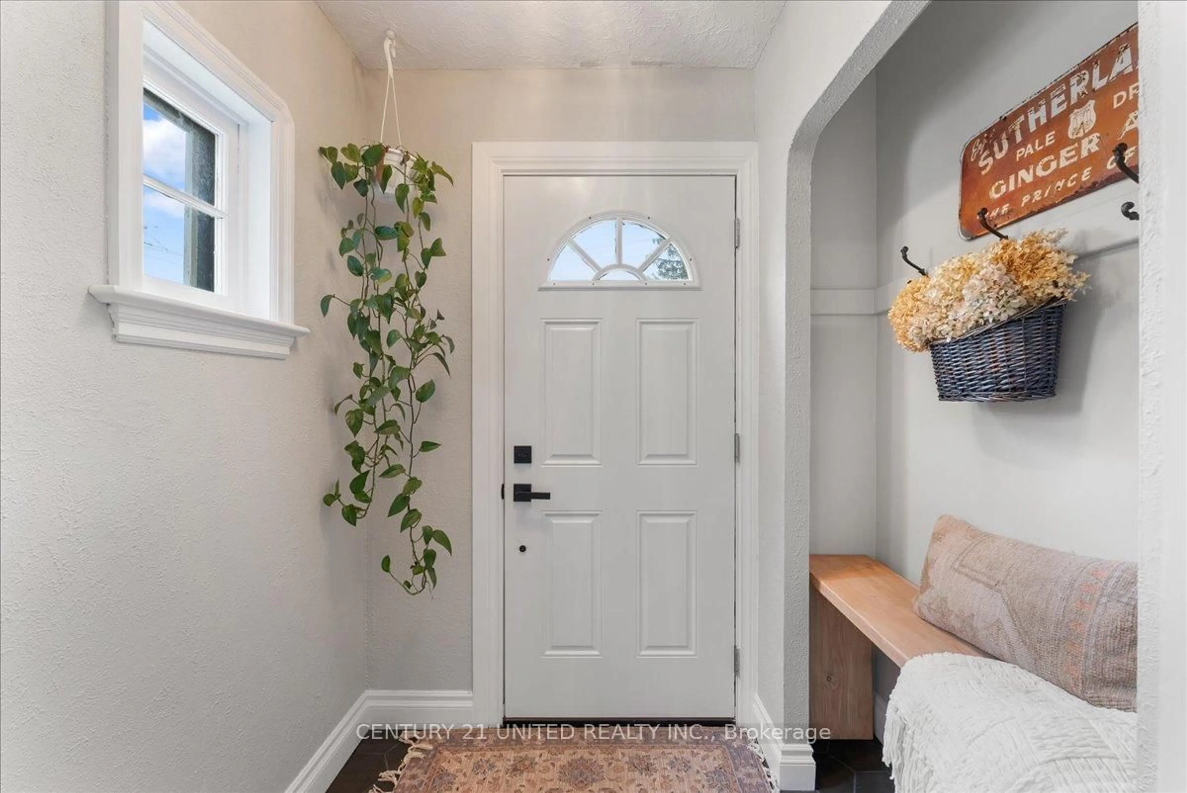 Indoor entryway for 956 Monaghan Rd, Peterborough Central Ontario K9J 5K5