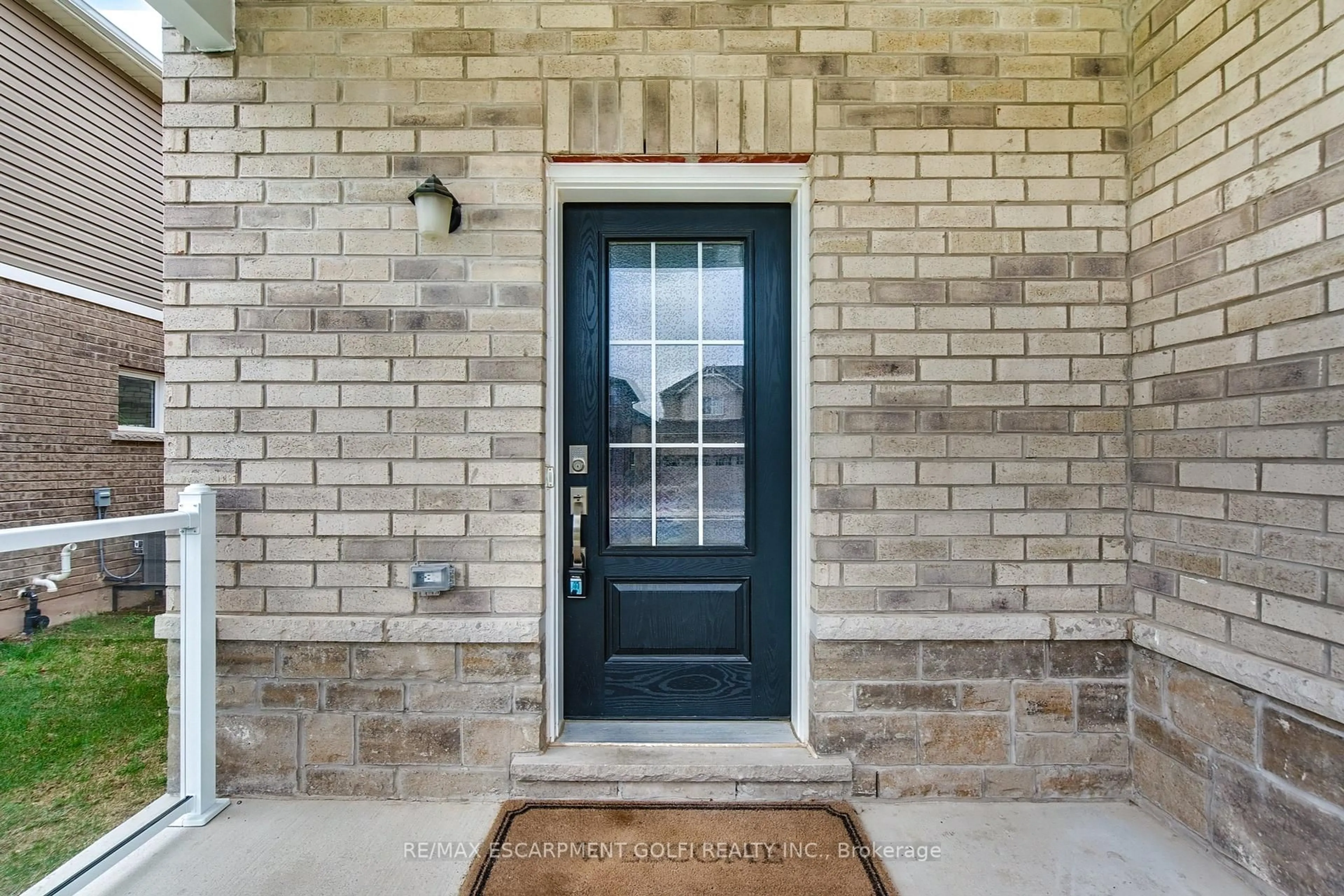 Indoor entryway for 9326 White Oak Ave, Niagara Falls Ontario L2G 3P6