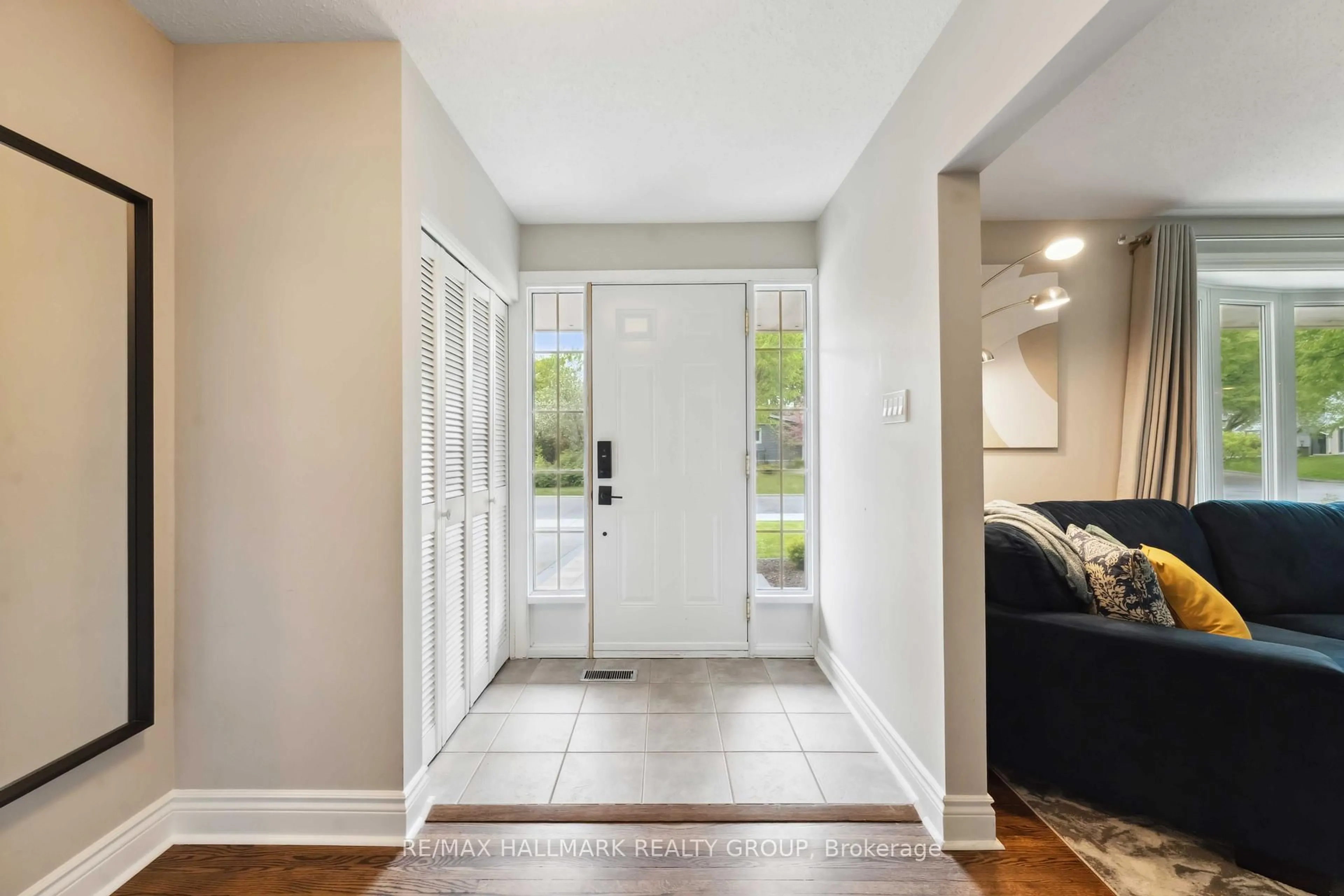 Indoor entryway for 2103 Delmar Dr, Ottawa Ontario K1H 5P6