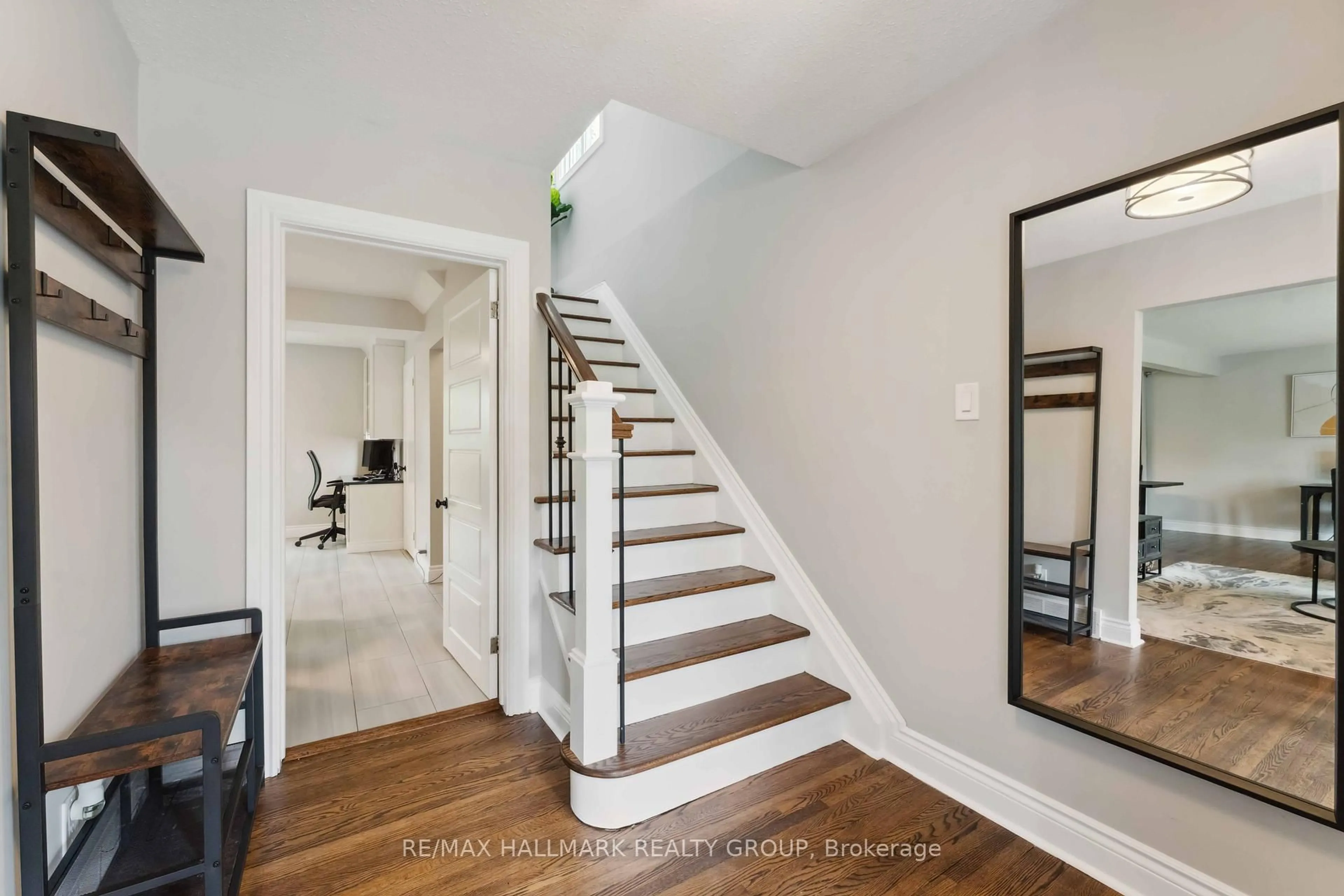 Indoor entryway for 2103 Delmar Dr, Ottawa Ontario K1H 5P6