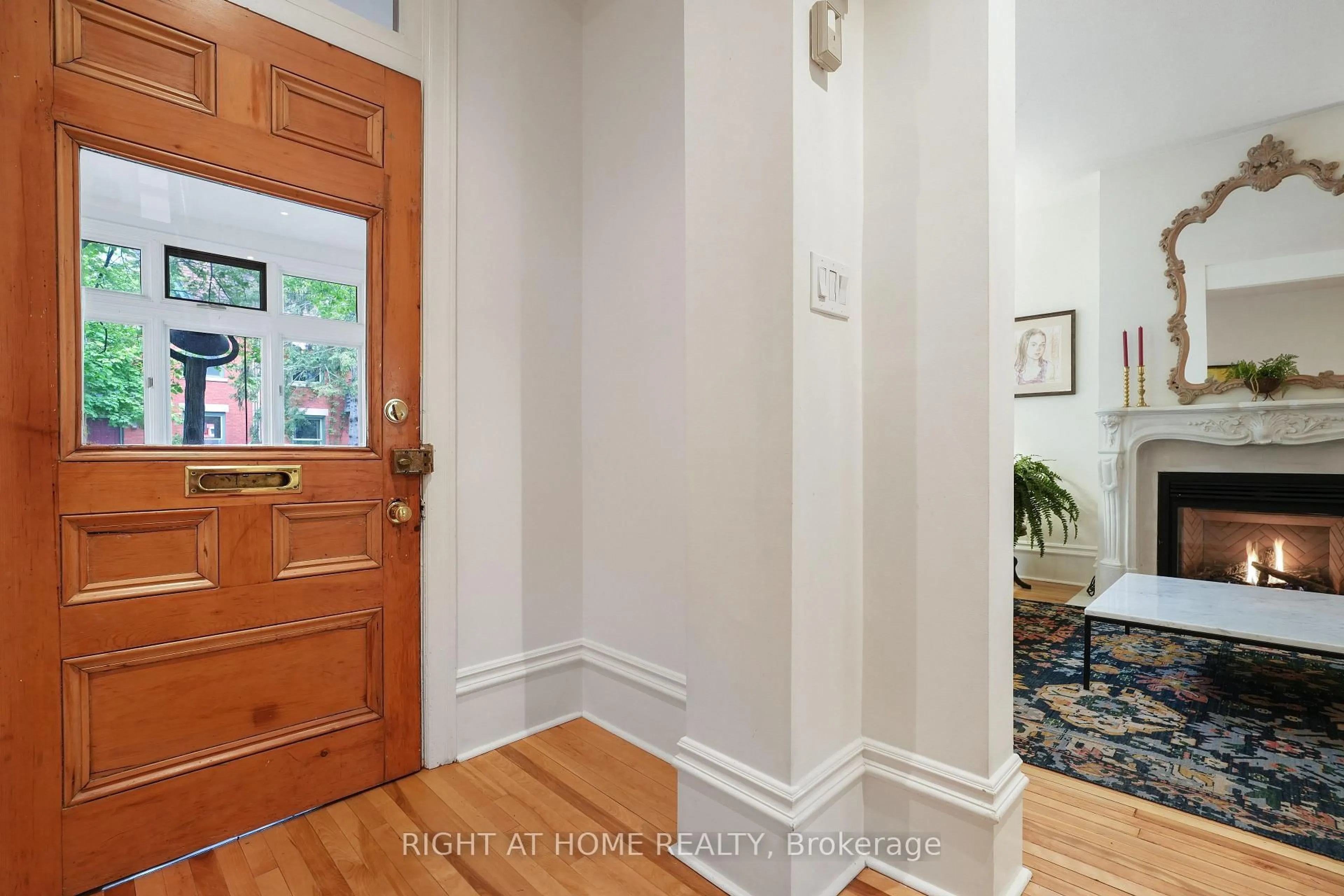 Indoor entryway for 531 Besserer St, Ottawa Ontario K1N 6C6