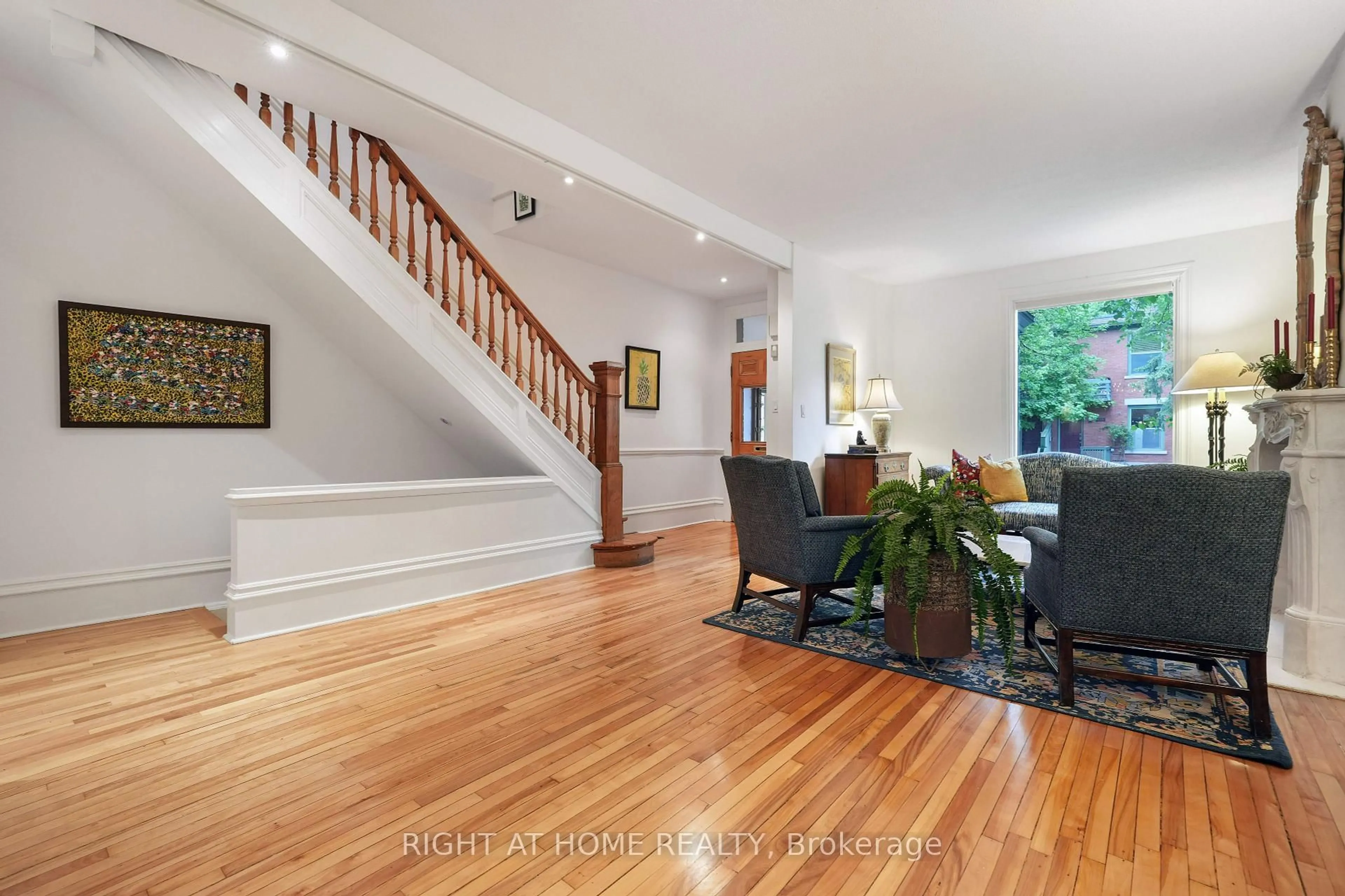 Indoor foyer for 531 Besserer St, Ottawa Ontario K1N 6C6