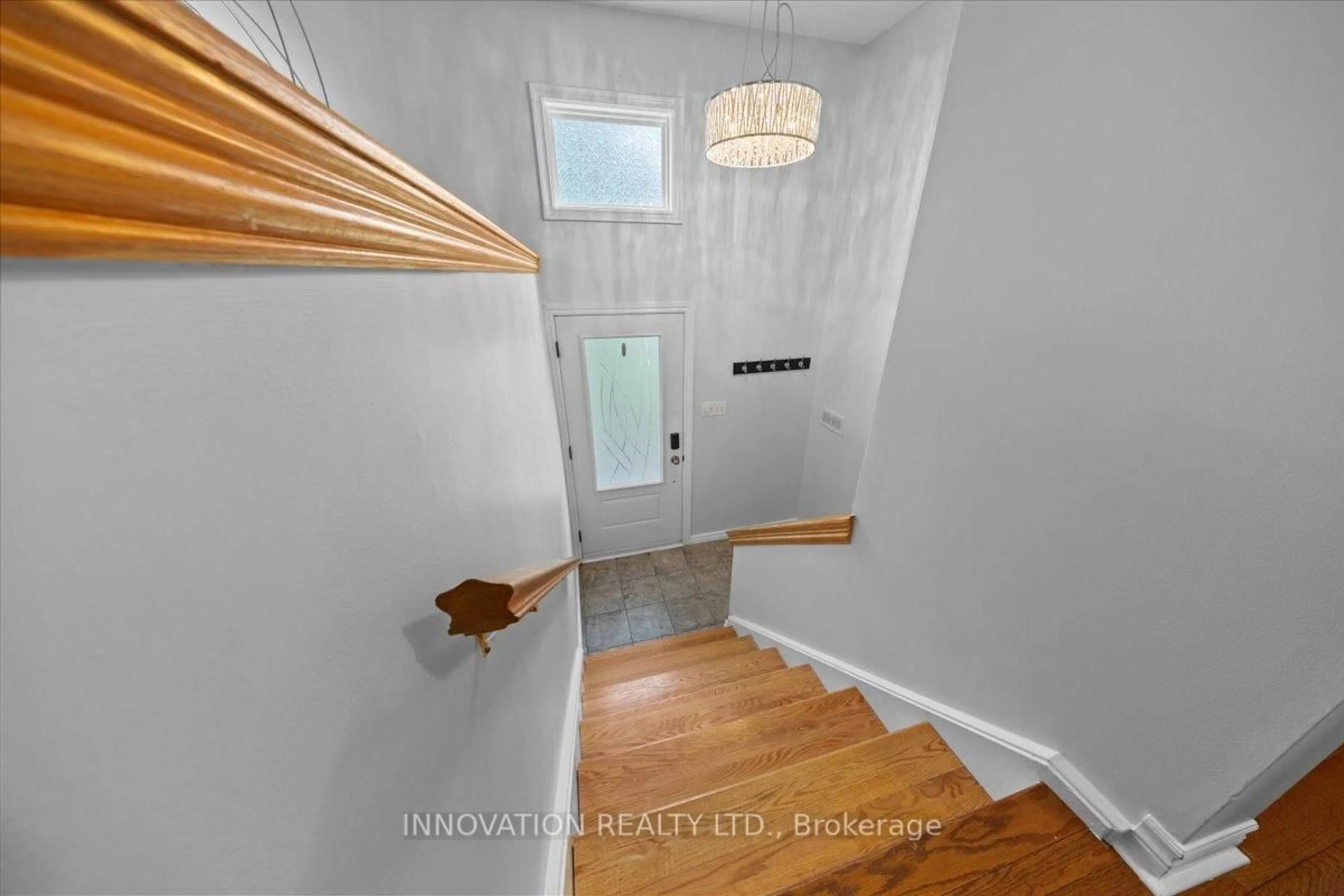 Indoor entryway for 695 Pleasant Park Rd, Ottawa Ontario K1G 1Y3