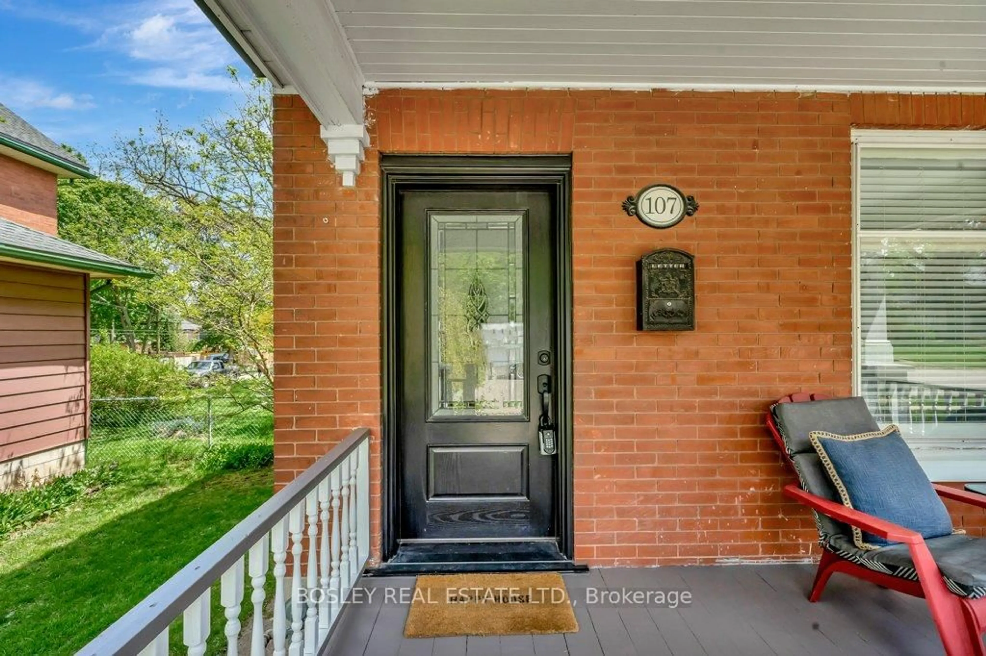 Indoor entryway for 107 Barrie St, Cambridge Ontario N1S 3B1