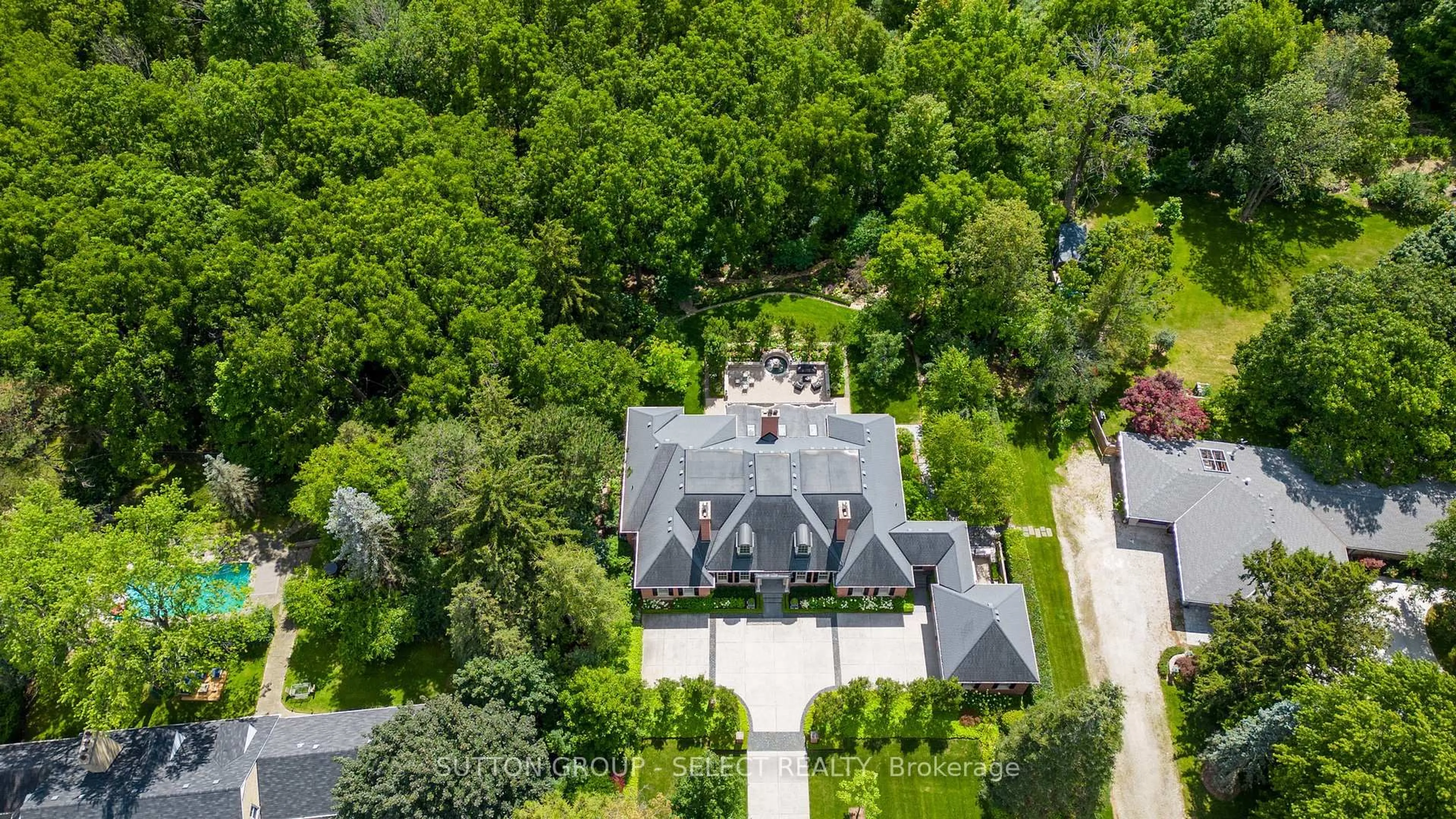 A pic from outside/outdoor area/front of a property/back of a property/a pic from drone, street for 1597 Gloucester Rd, London North Ontario N6G 2S5