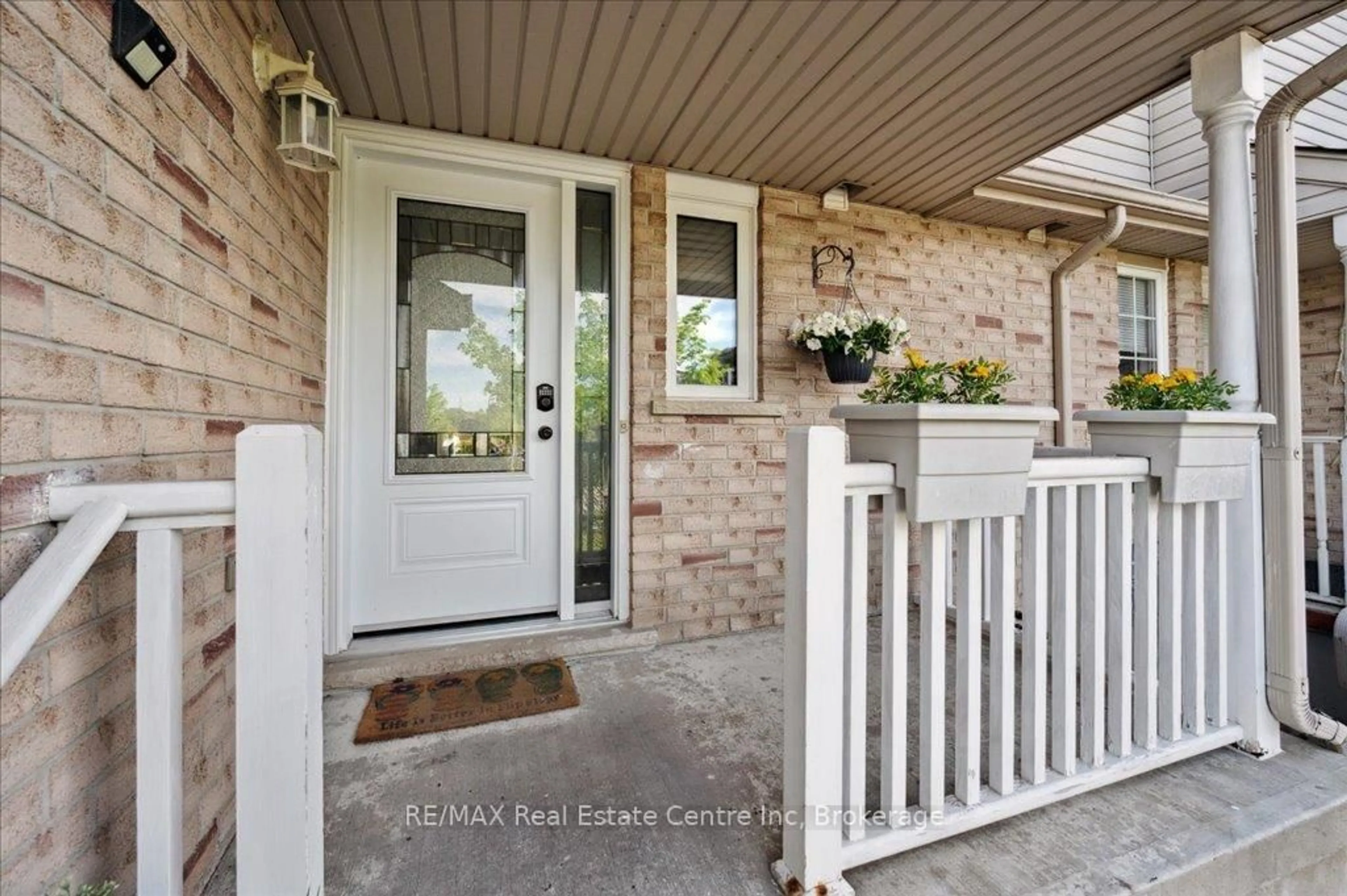 Indoor entryway for 11 CANDLEWOOD Dr, Guelph Ontario N1K 1W2