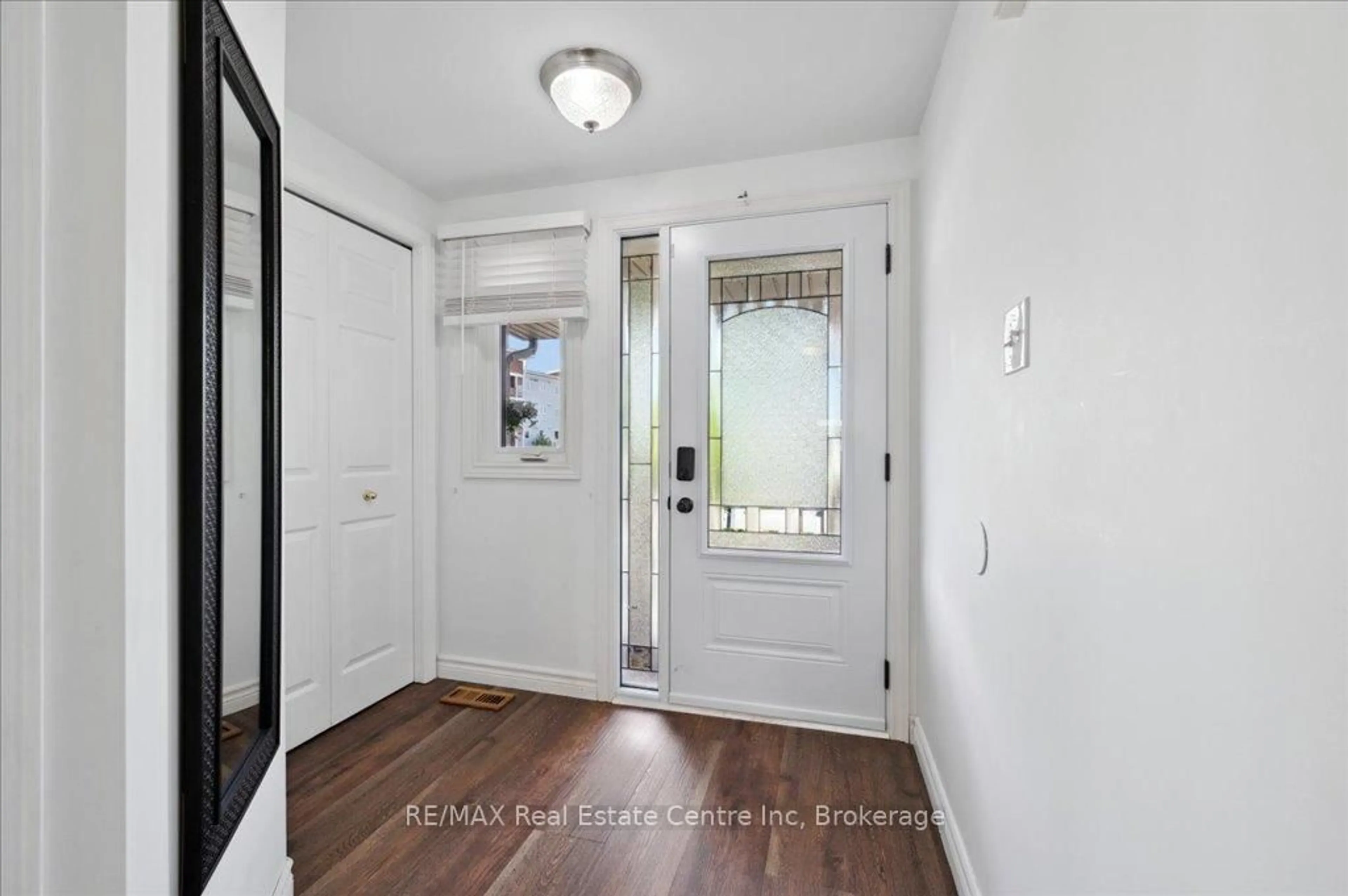 Indoor entryway for 11 CANDLEWOOD Dr, Guelph Ontario N1K 1W2