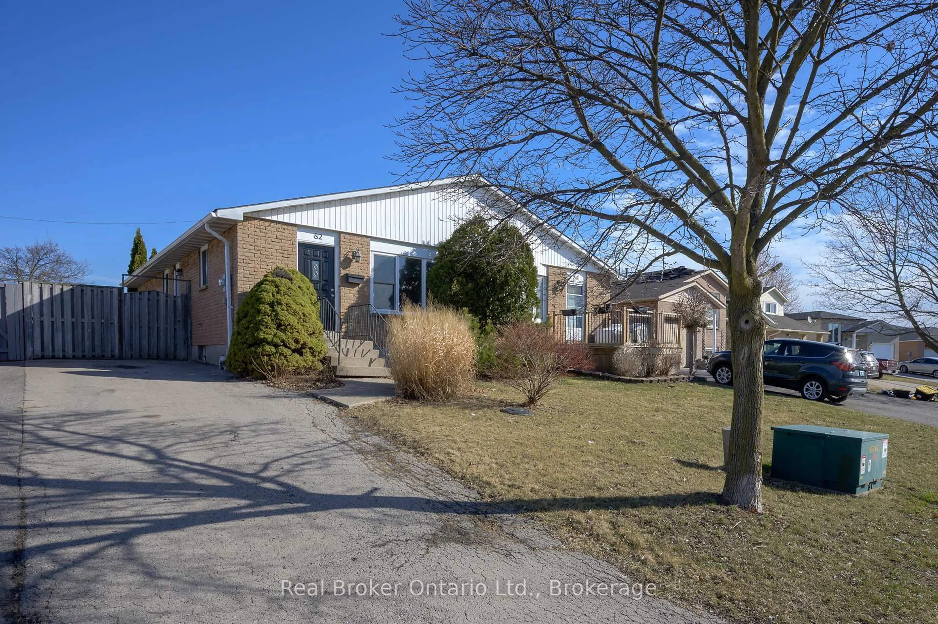 Home with brick exterior material, street for 82 Lampman Cres, Thorold Ontario L2V 4K7