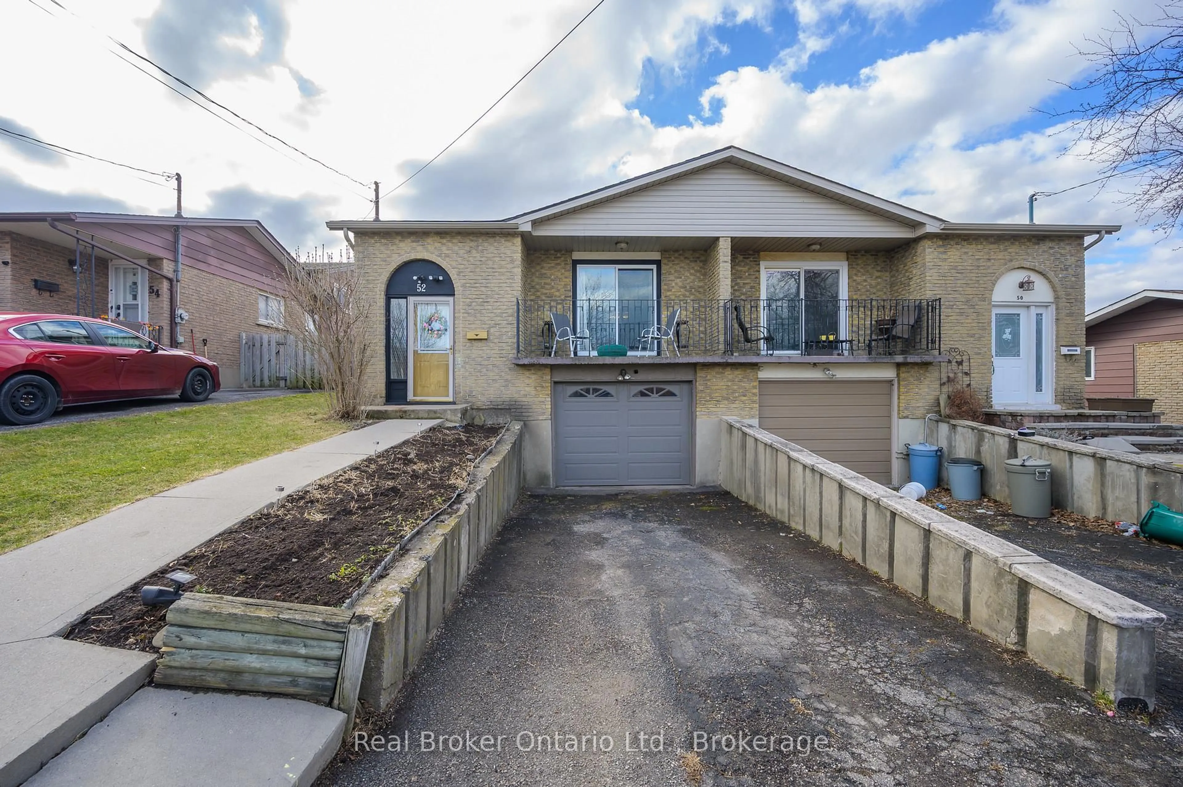 A pic from outside/outdoor area/front of a property/back of a property/a pic from drone, street for 52 Green Maple Dr, St. Catharines Ontario L2P 3P9