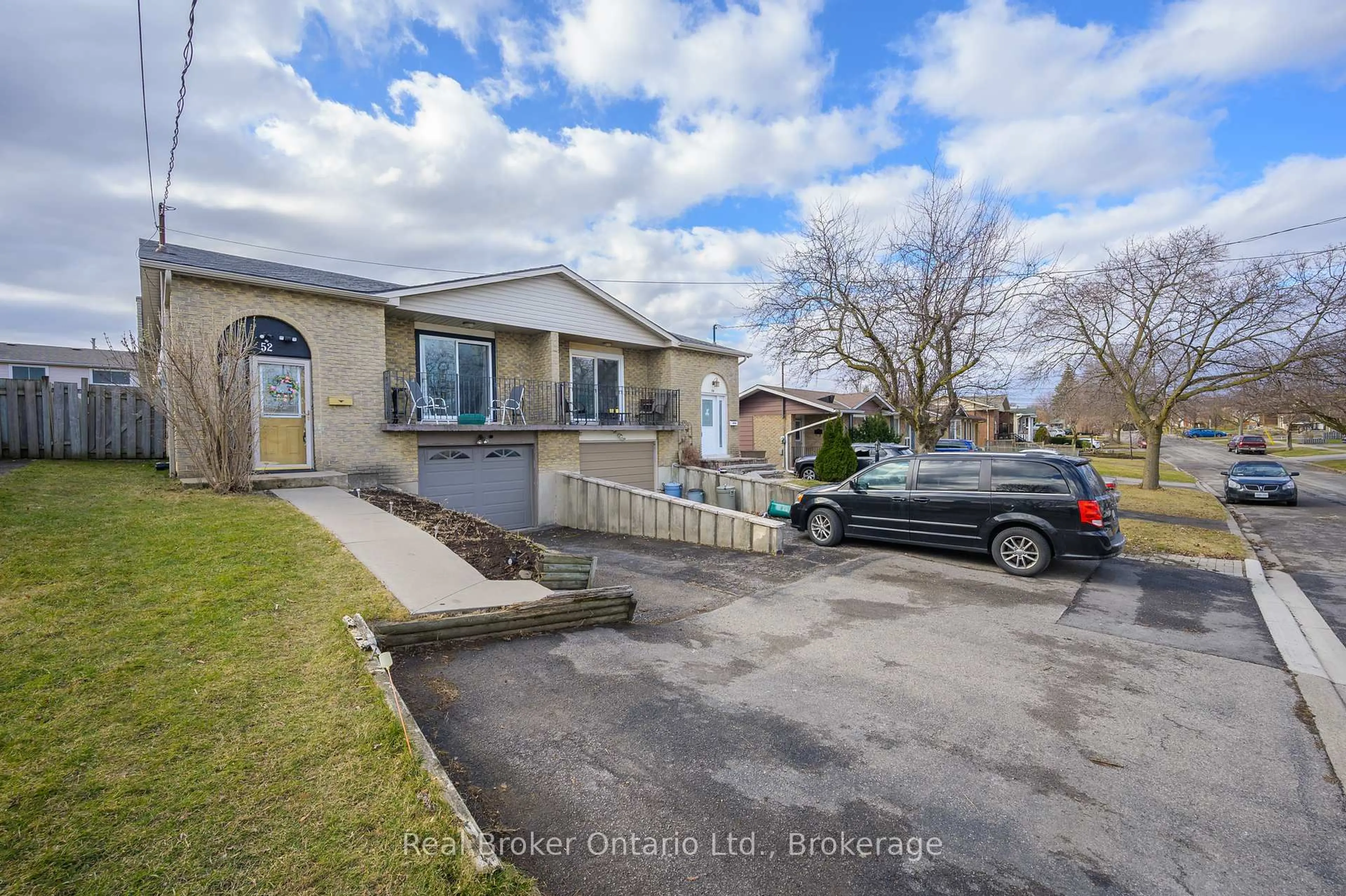 A pic from outside/outdoor area/front of a property/back of a property/a pic from drone, street for 52 Green Maple Dr, St. Catharines Ontario L2P 3P9