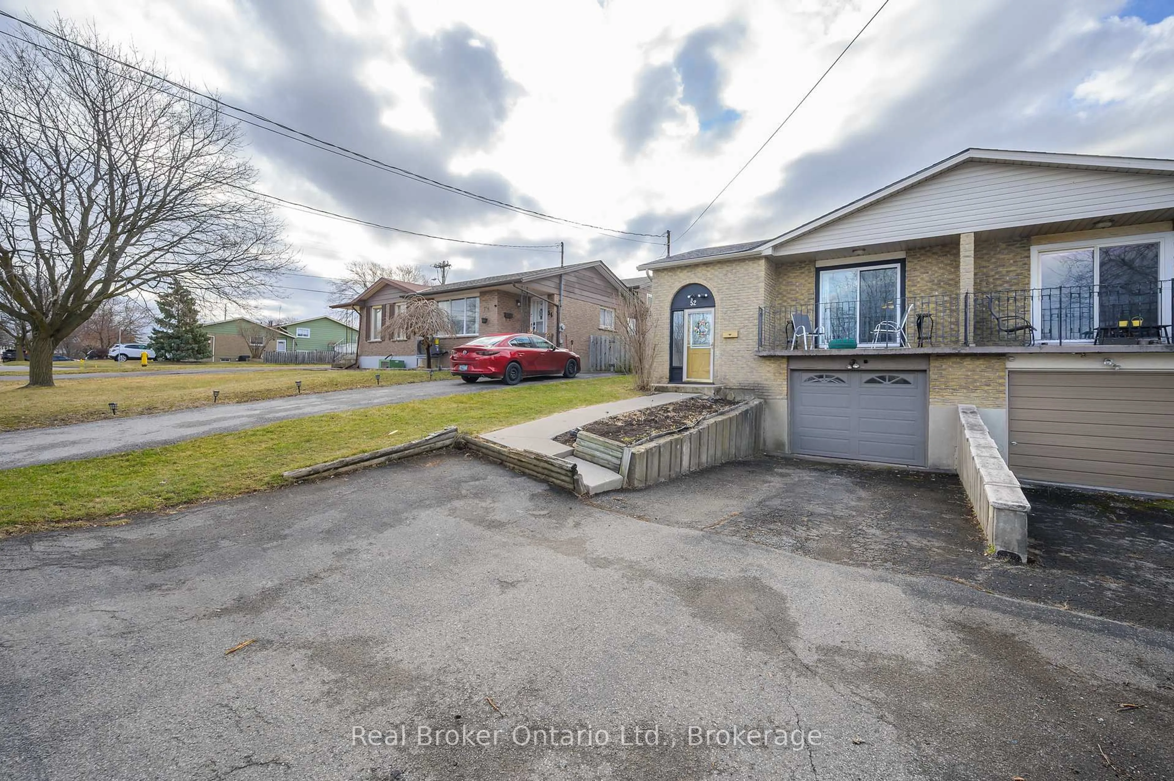 A pic from outside/outdoor area/front of a property/back of a property/a pic from drone, street for 52 Green Maple Dr, St. Catharines Ontario L2P 3P9