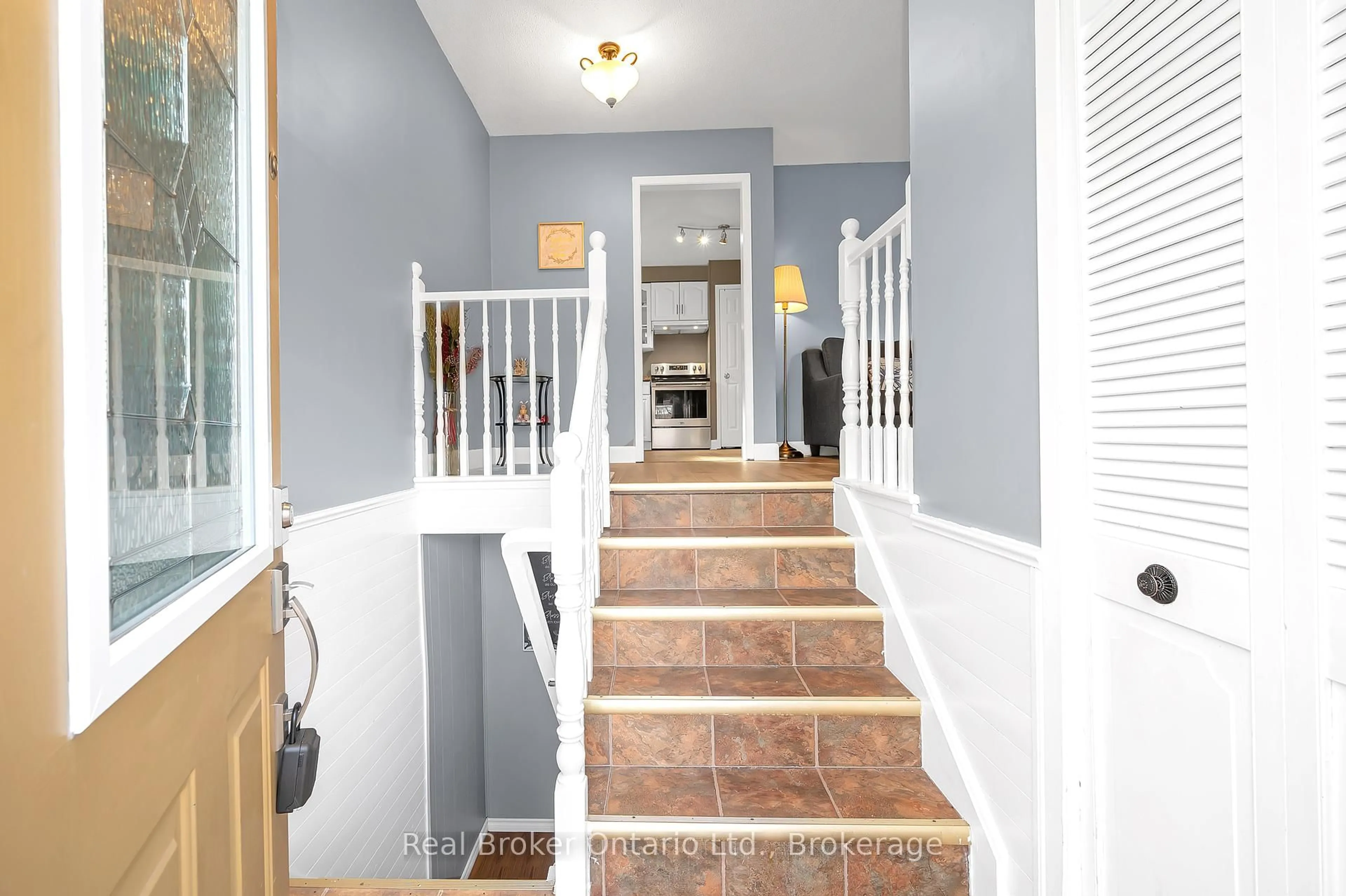 Indoor entryway for 52 Green Maple Dr, St. Catharines Ontario L2P 3P9