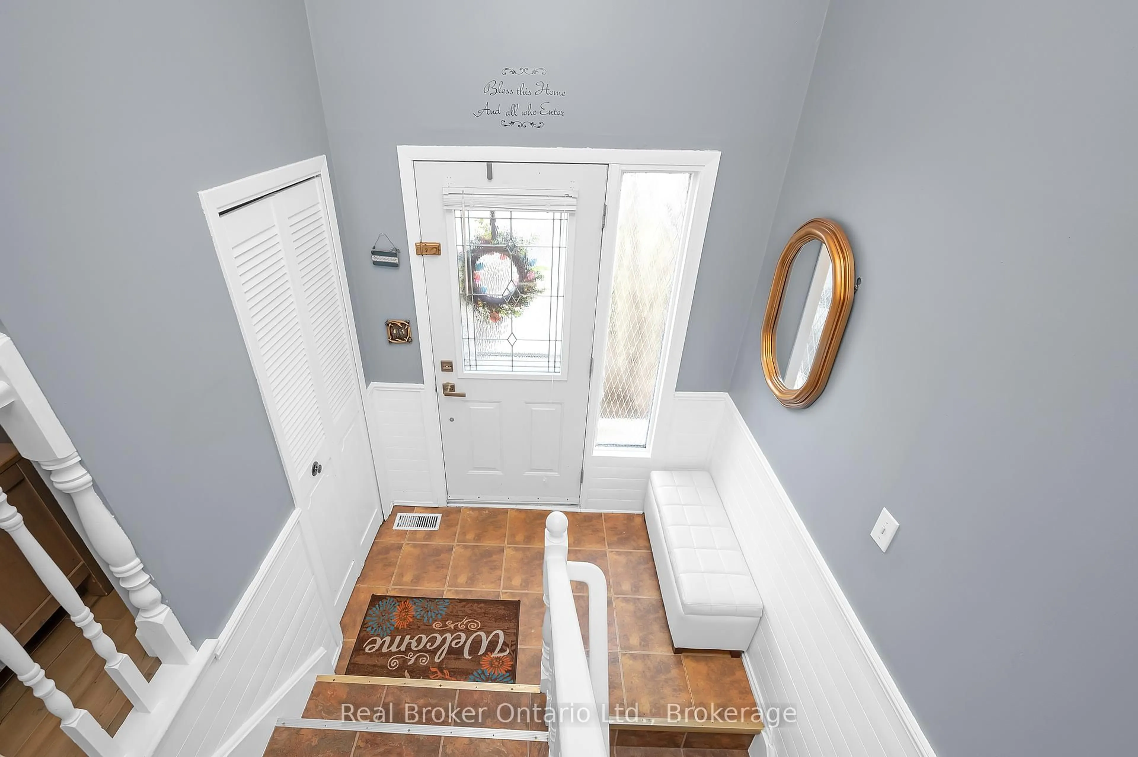 Indoor entryway for 52 Green Maple Dr, St. Catharines Ontario L2P 3P9