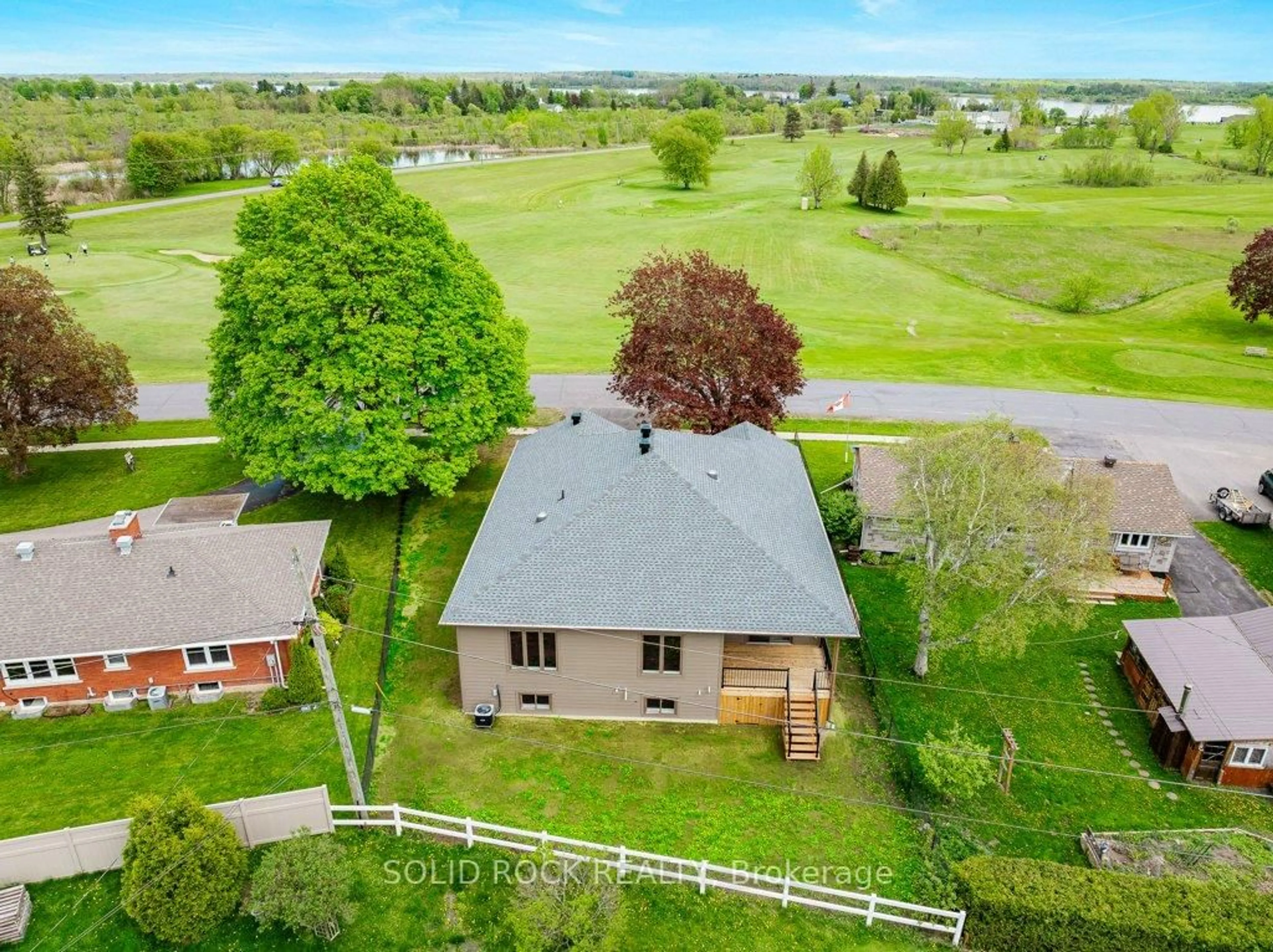 A pic from outside/outdoor area/front of a property/back of a property/a pic from drone, unknown for 30 Lakeview Dr, South Dundas Ontario K0E 1K0