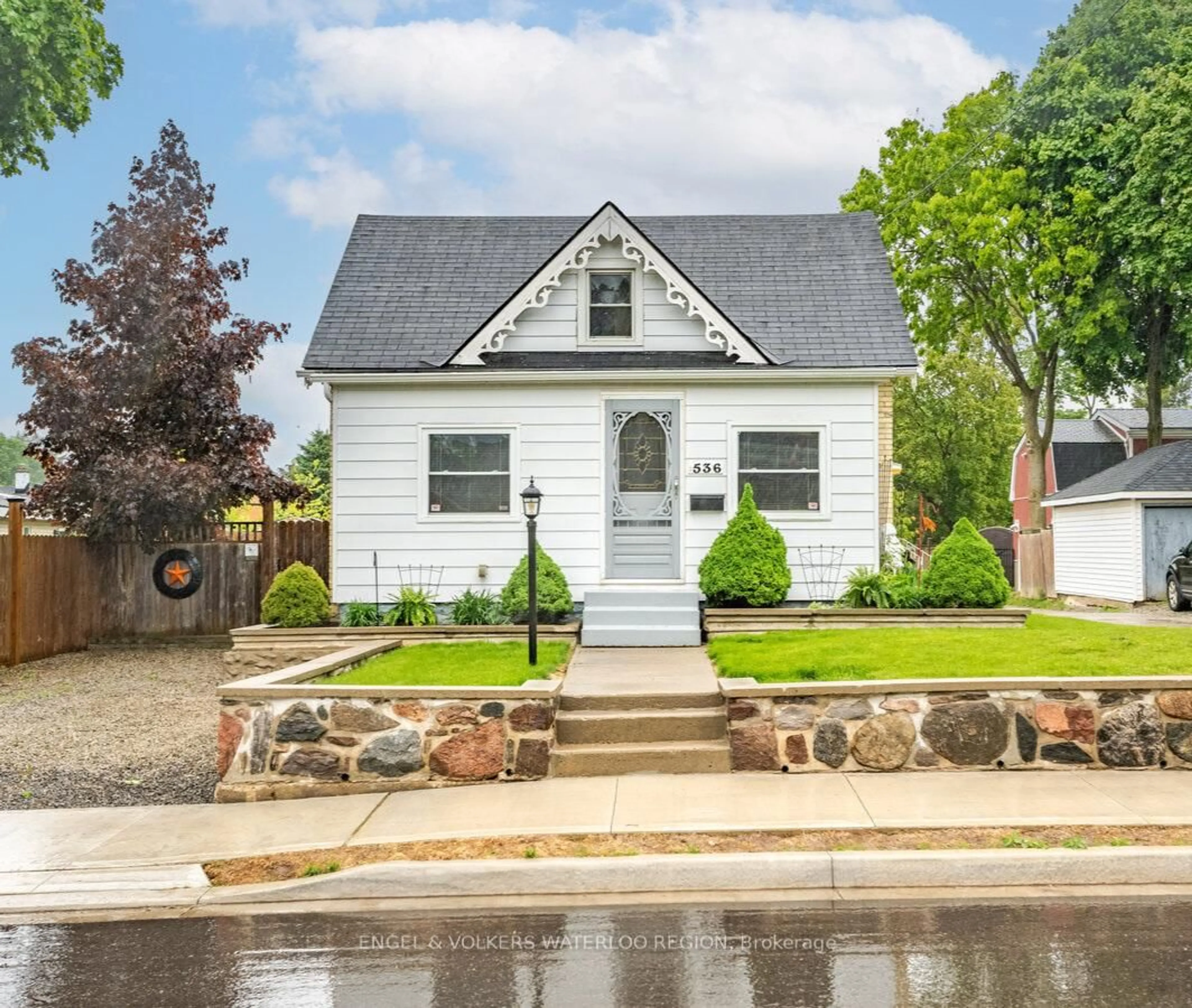 Home with vinyl exterior material, street for 536 Church St, Cambridge Ontario N3H 1X5