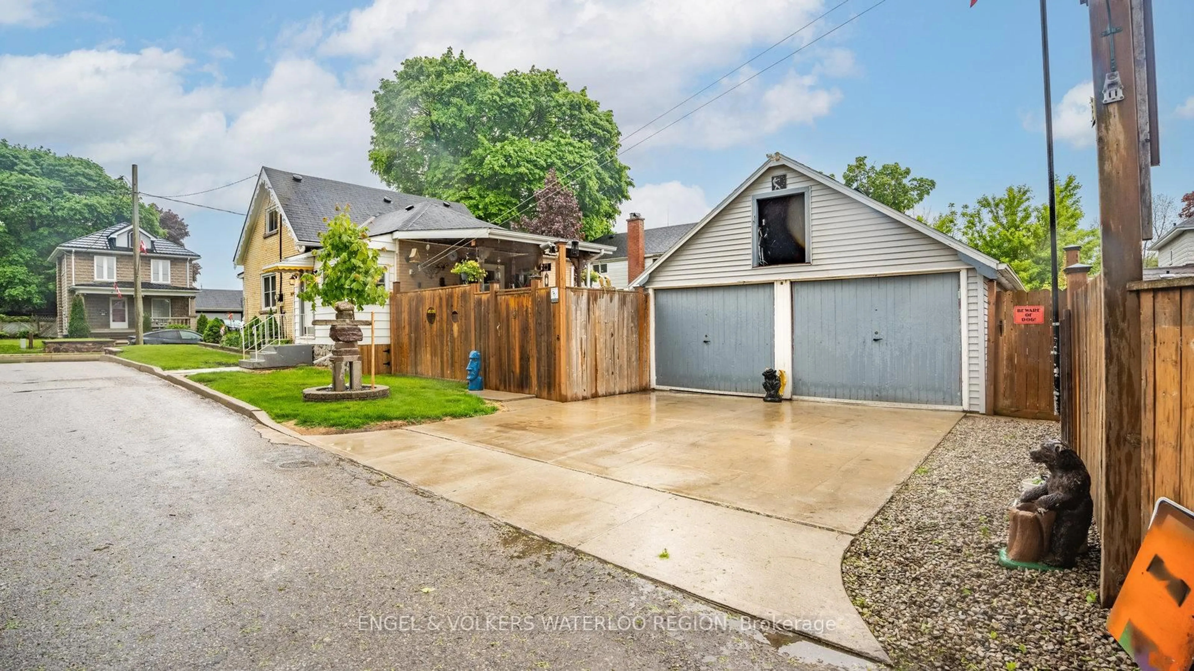 A pic from outside/outdoor area/front of a property/back of a property/a pic from drone, street for 536 Church St, Cambridge Ontario N3H 1X5