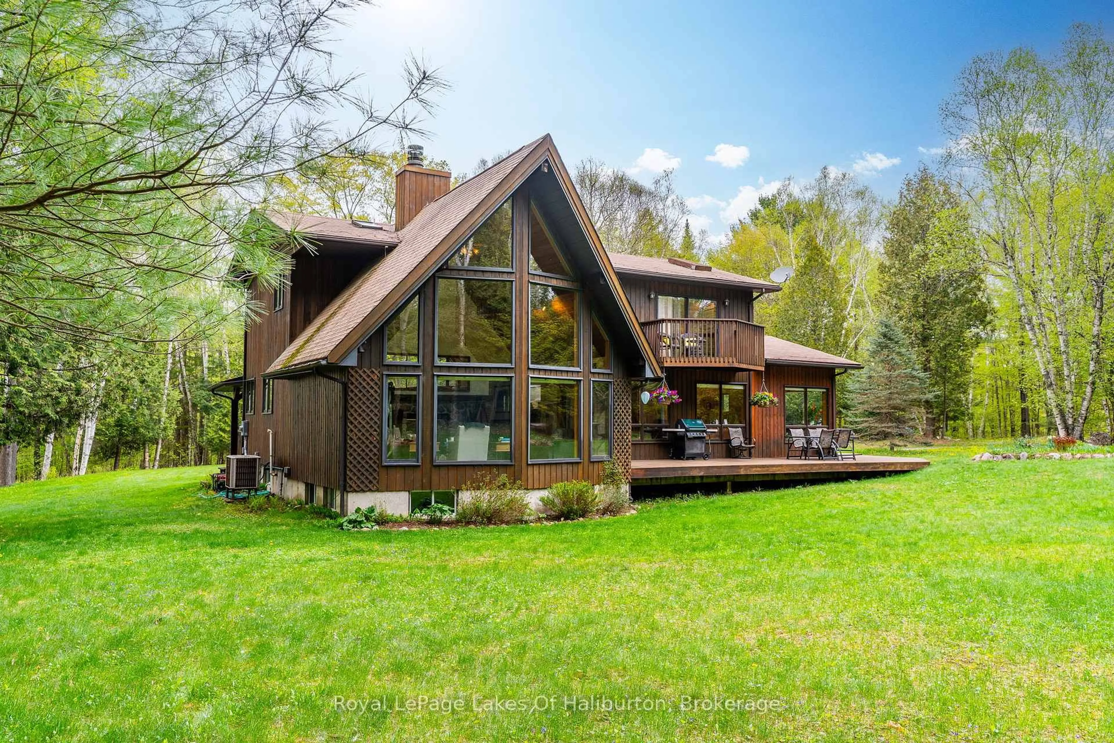 Home with vinyl exterior material, water/lake/river/ocean view for 1111 Elk Dr, Dysart et al Ontario K0M 1S0