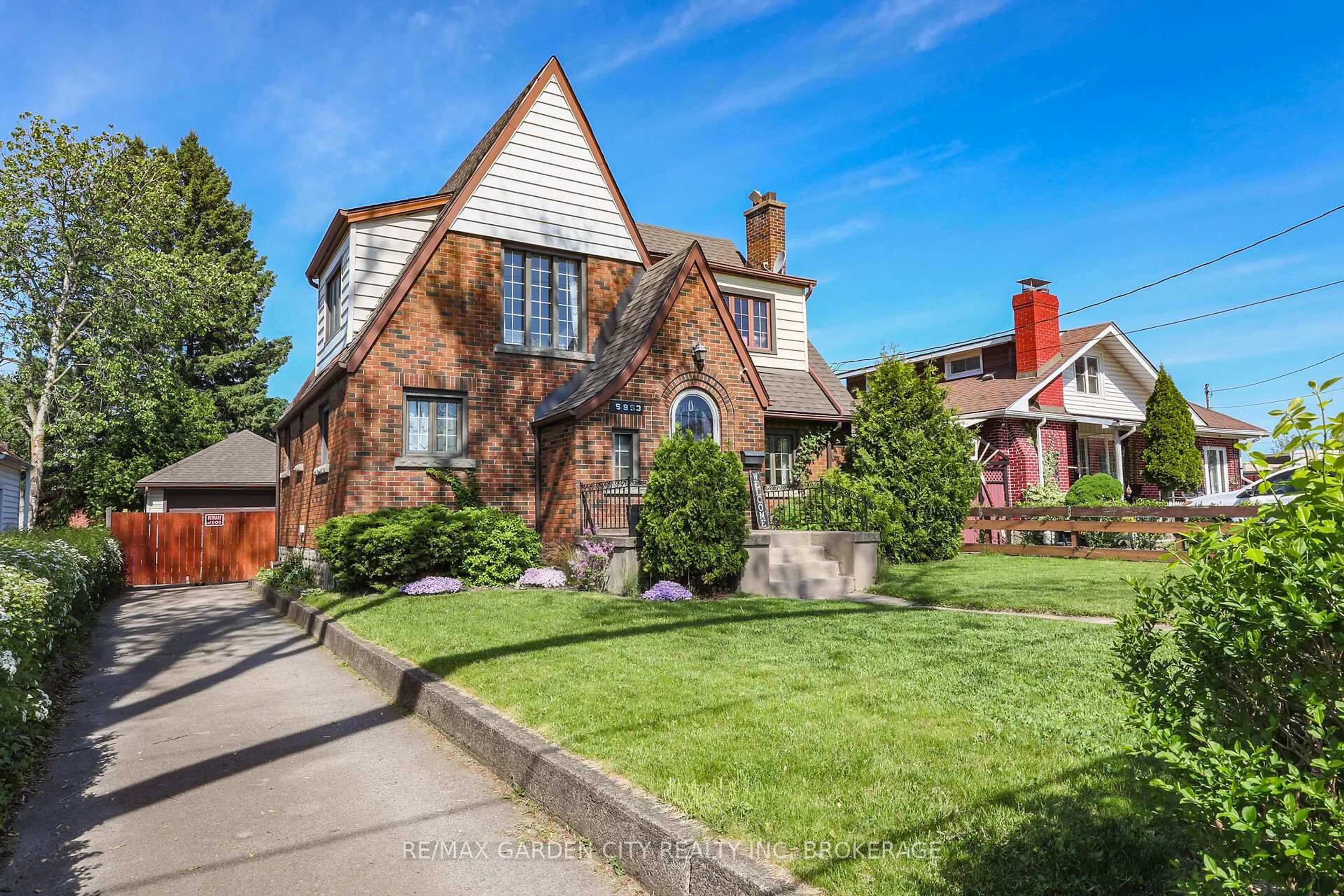Home with brick exterior material, street for 5953 Carlton Ave, Niagara Falls Ontario L2G 5J6