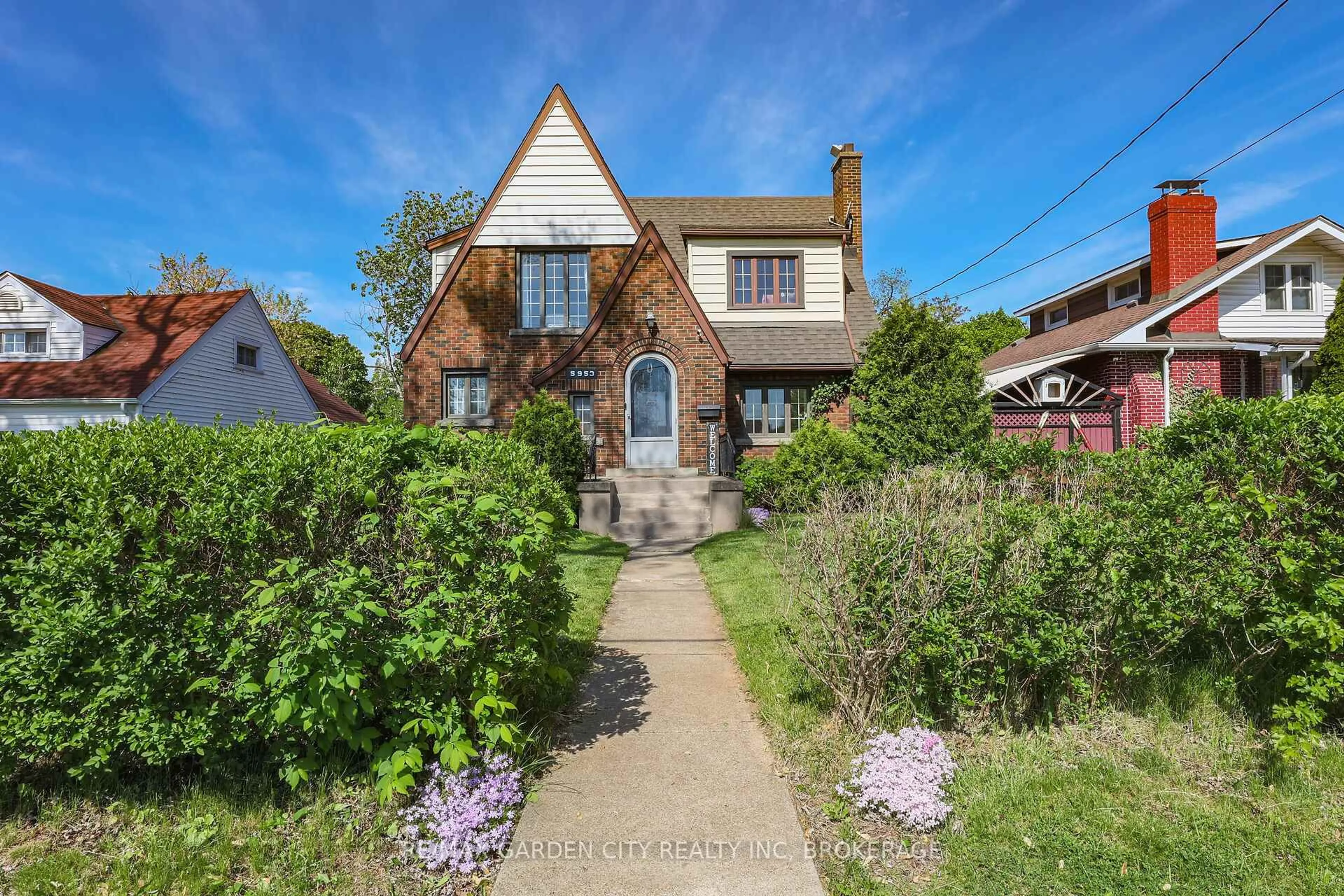 Home with brick exterior material, street for 5953 Carlton Ave, Niagara Falls Ontario L2G 5J6
