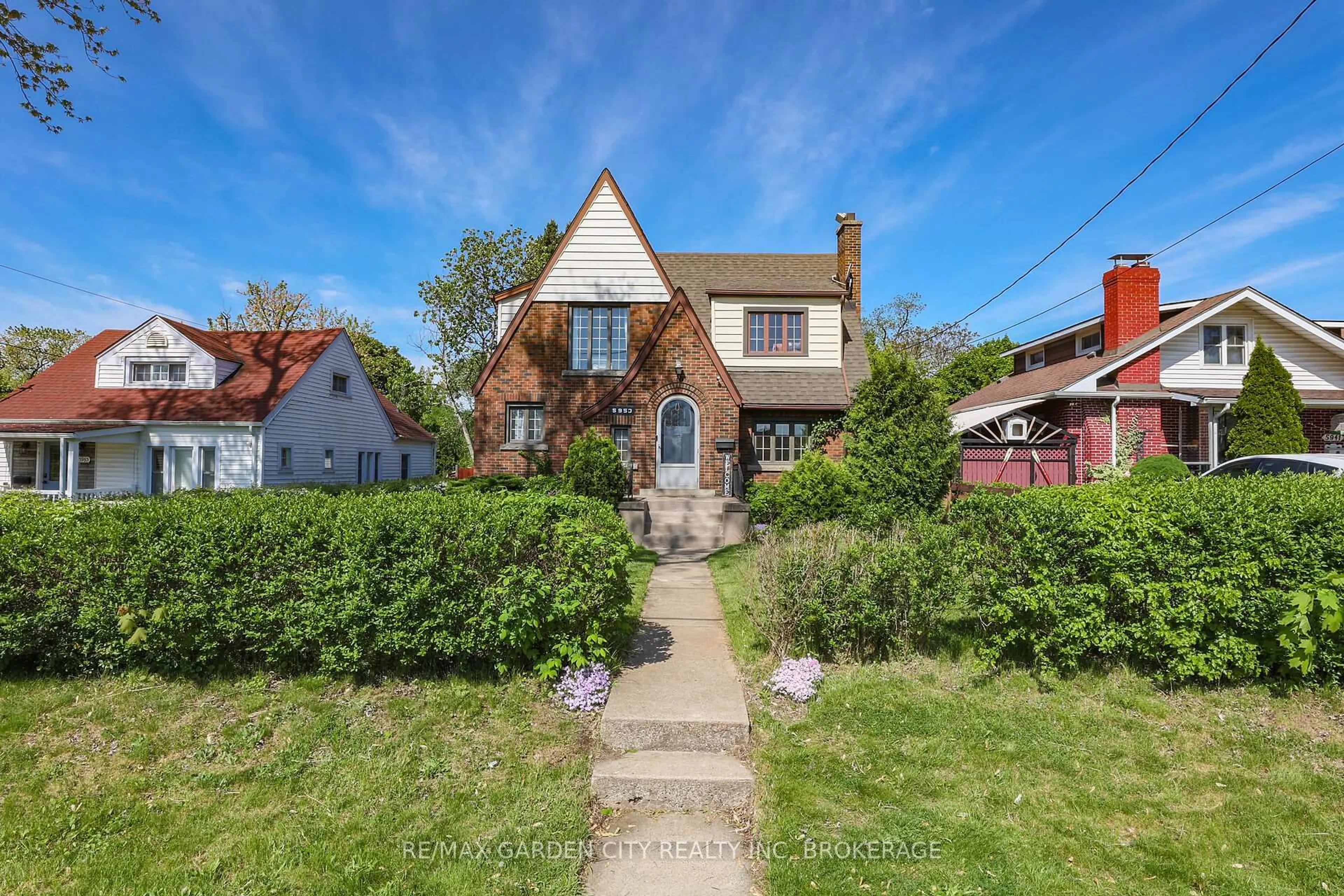 A pic from outside/outdoor area/front of a property/back of a property/a pic from drone, street for 5953 Carlton Ave, Niagara Falls Ontario L2G 5J6